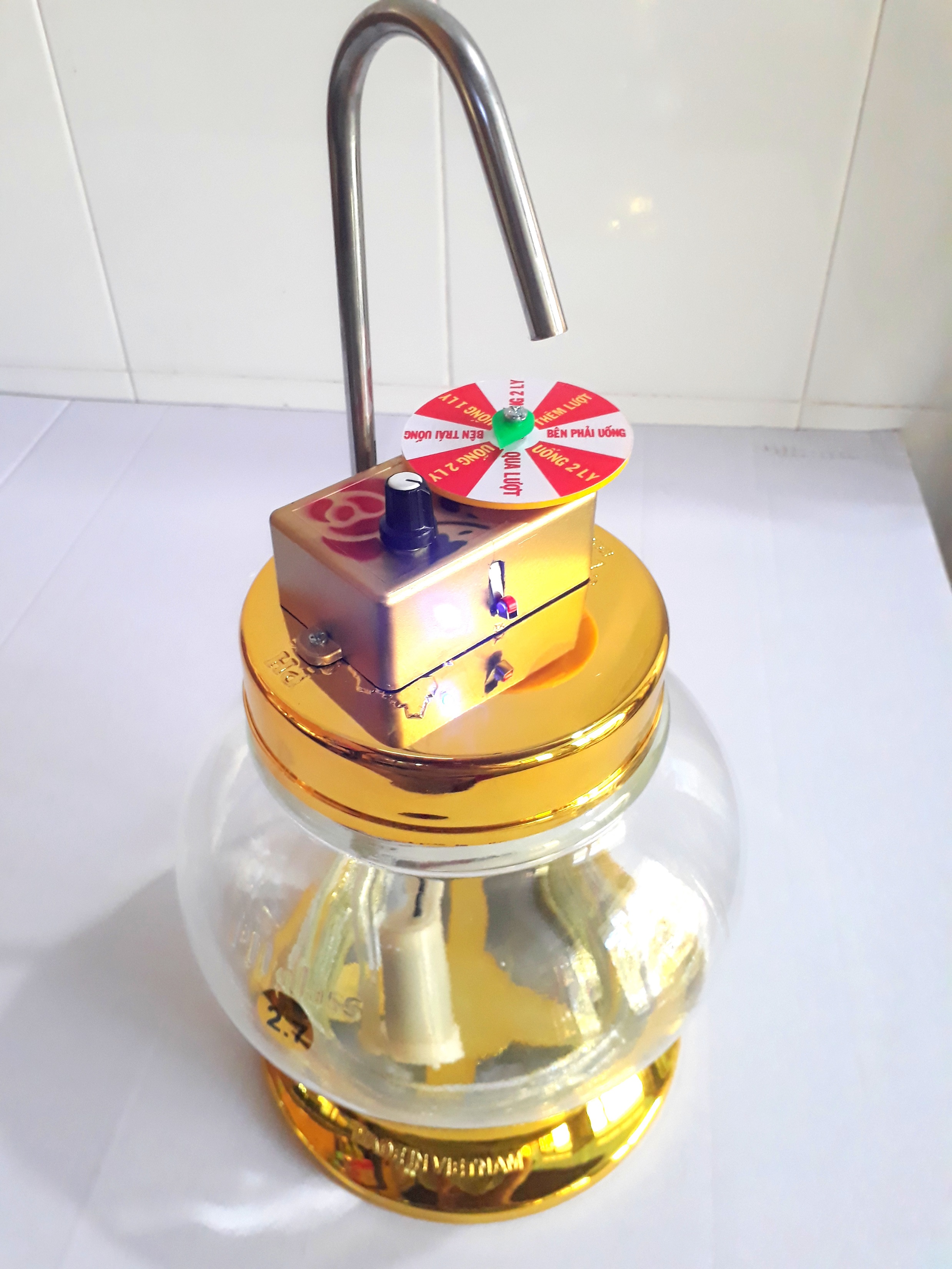 Bình rót ruợu tự động Thủy tinh 2,7L Cao cấp Vòi Inox, nắp Hoa hồng + Bàn xoay ăn nhậu! Đẳng cấp mài râu!!! (Tặng cáp sạc) Mã 27INBQ01