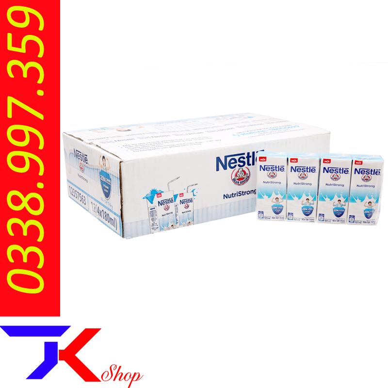 Thùng 48 hộp sữa tiệt trùng Nestlé NutriStrong có đường 180ml