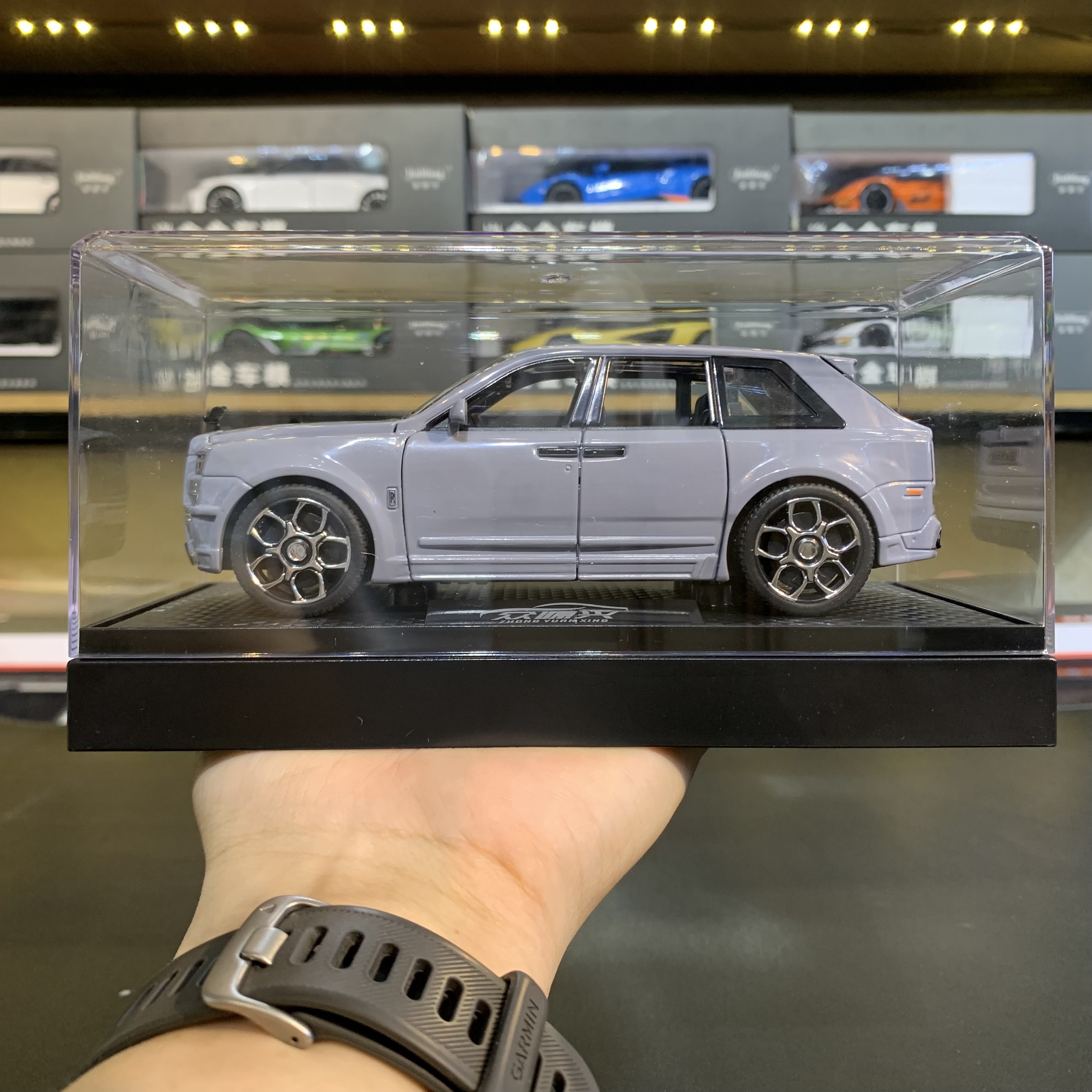 Mô hình xe Rolls Royce Cullinan tỉ lệ 1:32 Uban có hộp trưng