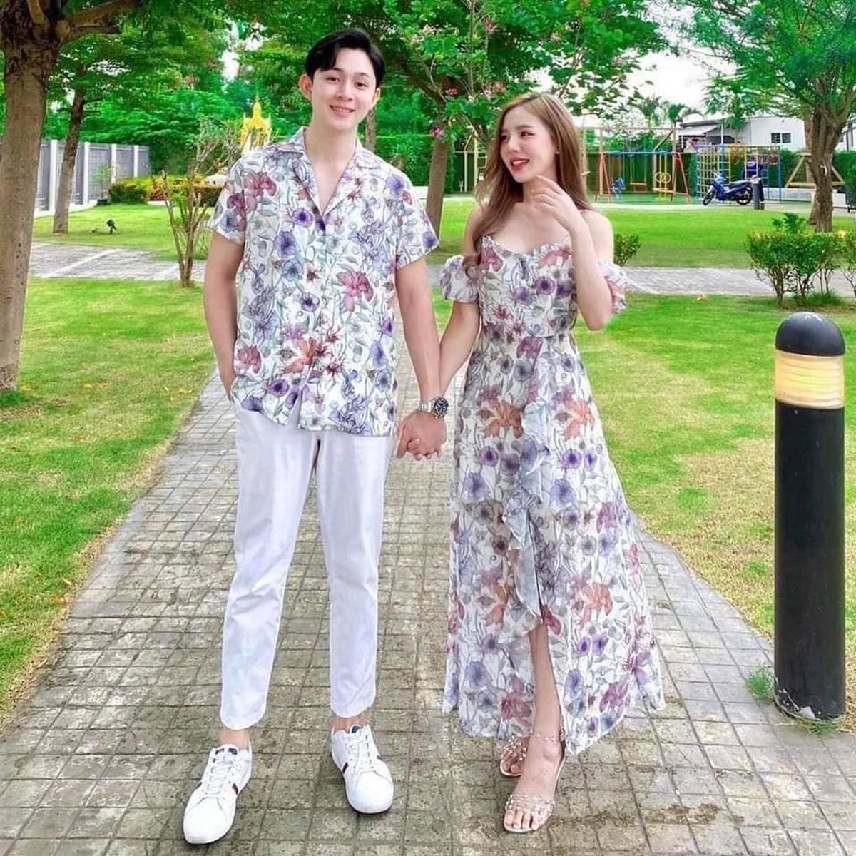 Đồ đôi đi biển in hoa tím hai dây phối cùng sơ mi nam tay ngắn