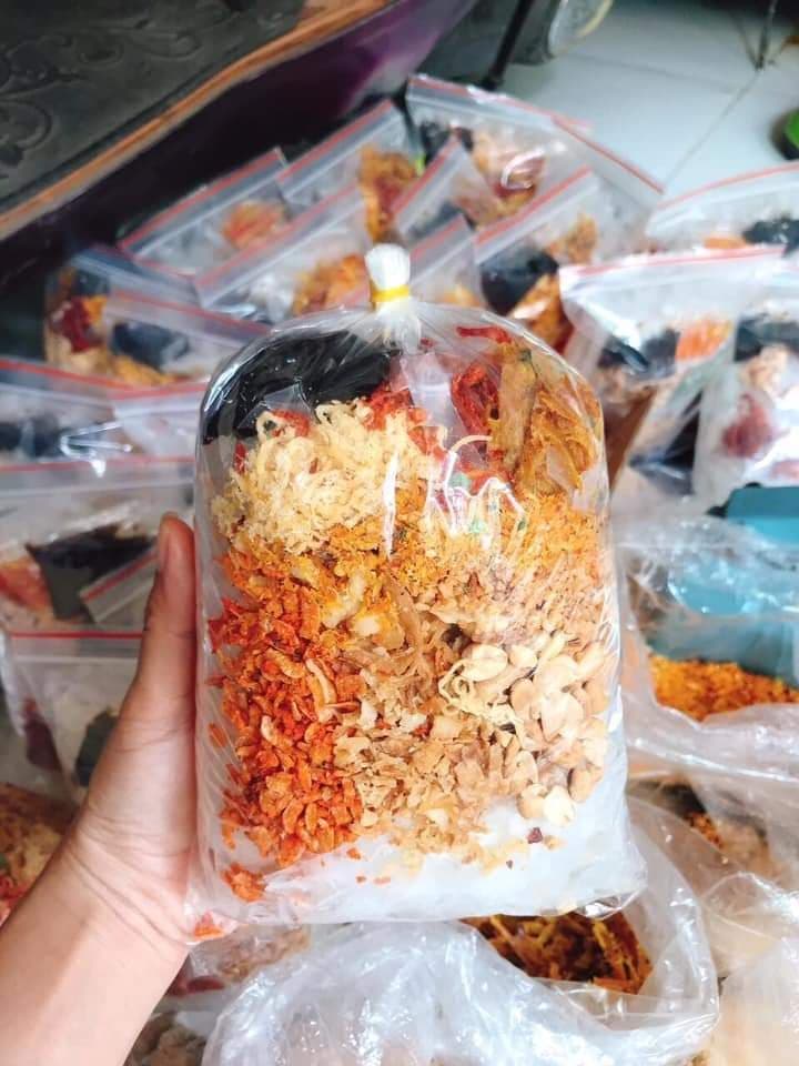 1 bịch bánh tráng trộn sa tế cay hành phi siêu ngon.