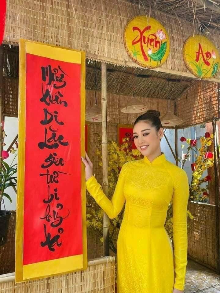 Bộ áo dài gấm tơ cổ cao màu vàng