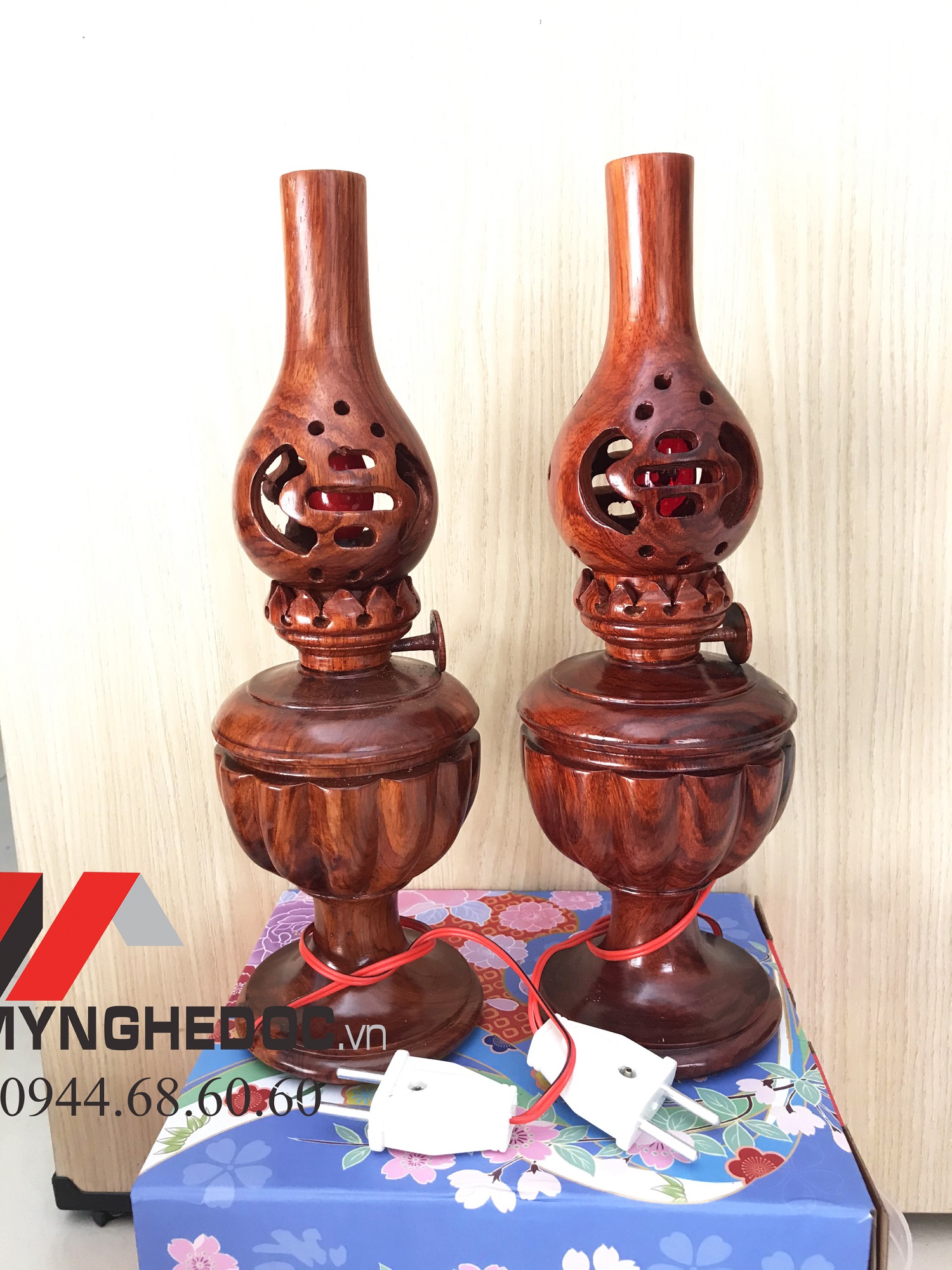 Đèn dầu Đèn thờ cúng bằng gỗ hương trang trí bàn thờ gia tiên kích thước cao 30cm, luồn sẵn dây và bóng đèn