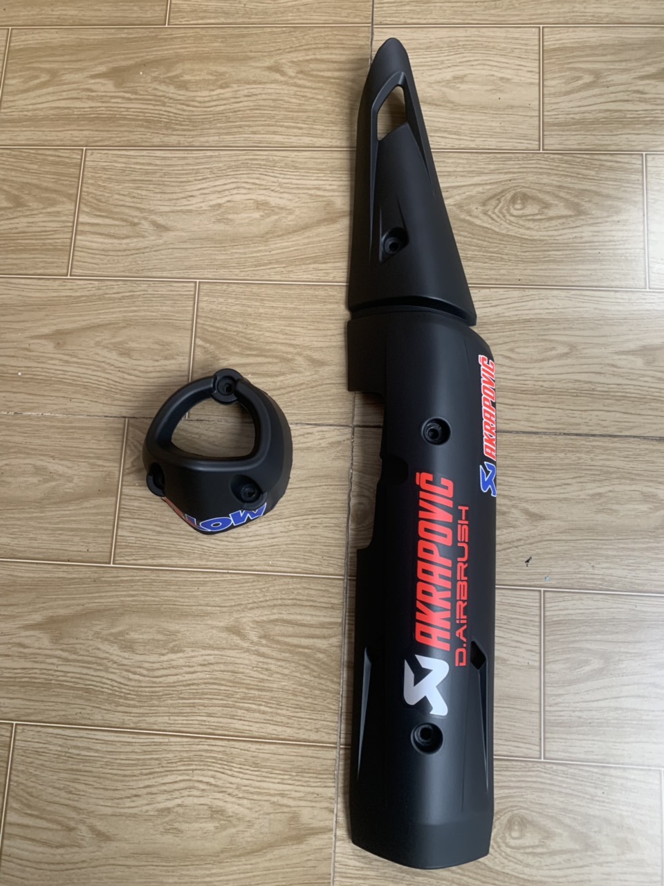 ỐP pô và chụp đích pô xe exciter 150 màu đen nhám mẫu zin chữ akaporic