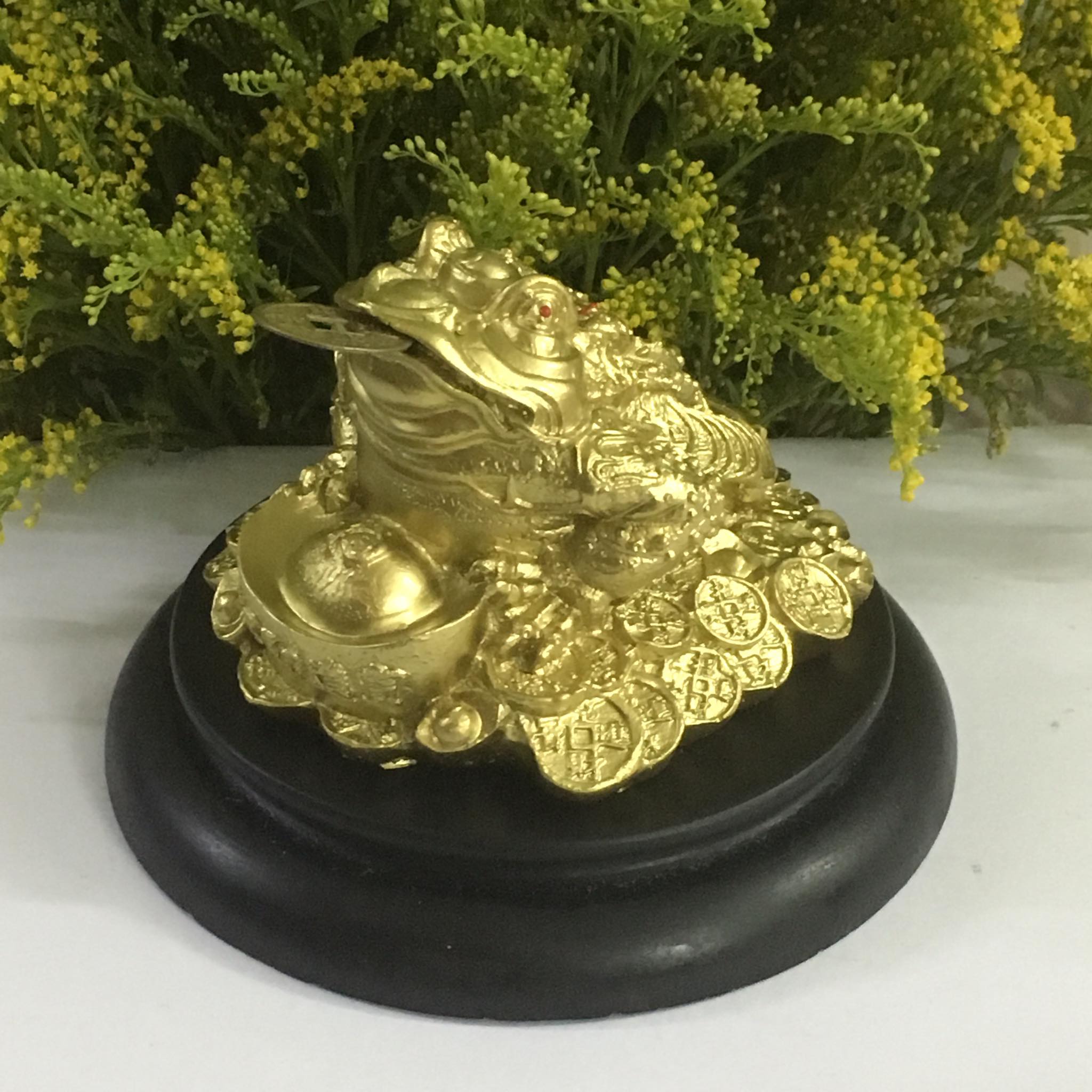 Cóc thiềm thừ phong thủy kèm đế màu vàng mang tài lộc