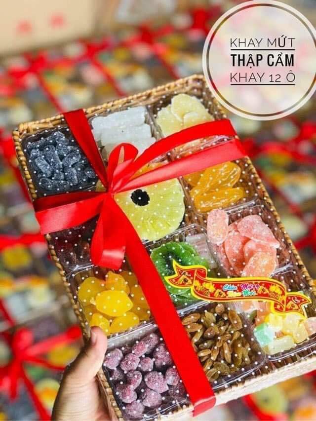 HỘP QUÀ TẾT 2024 Mứt Tết Đà Lạt 12 Ô Cao Cấp - Tặng Kèm Giỏ Quà Tết - Khay To 1.1kg