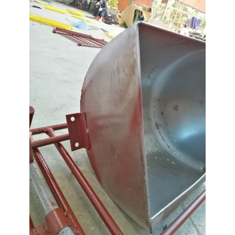 Máng lợn nái dạng lật tai vuông inox