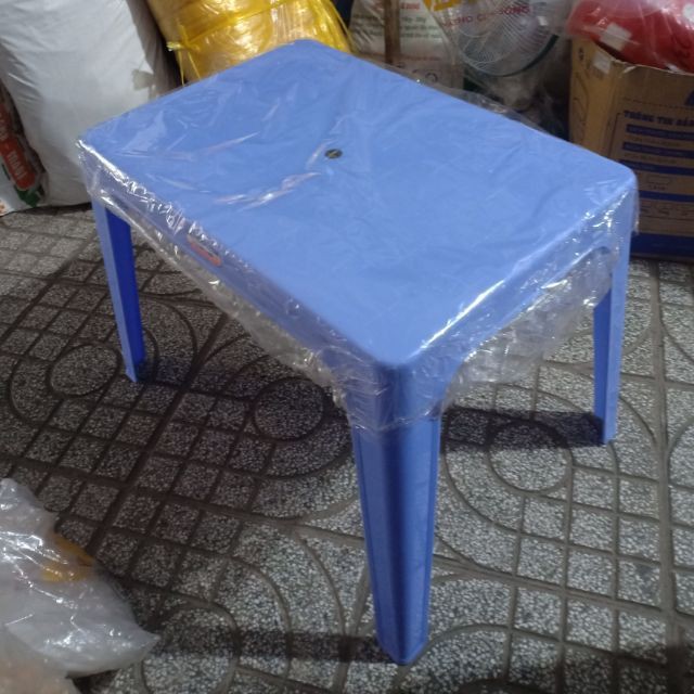 Bàn chữ nhật nhựa duy tân màu xanh và đỏ
