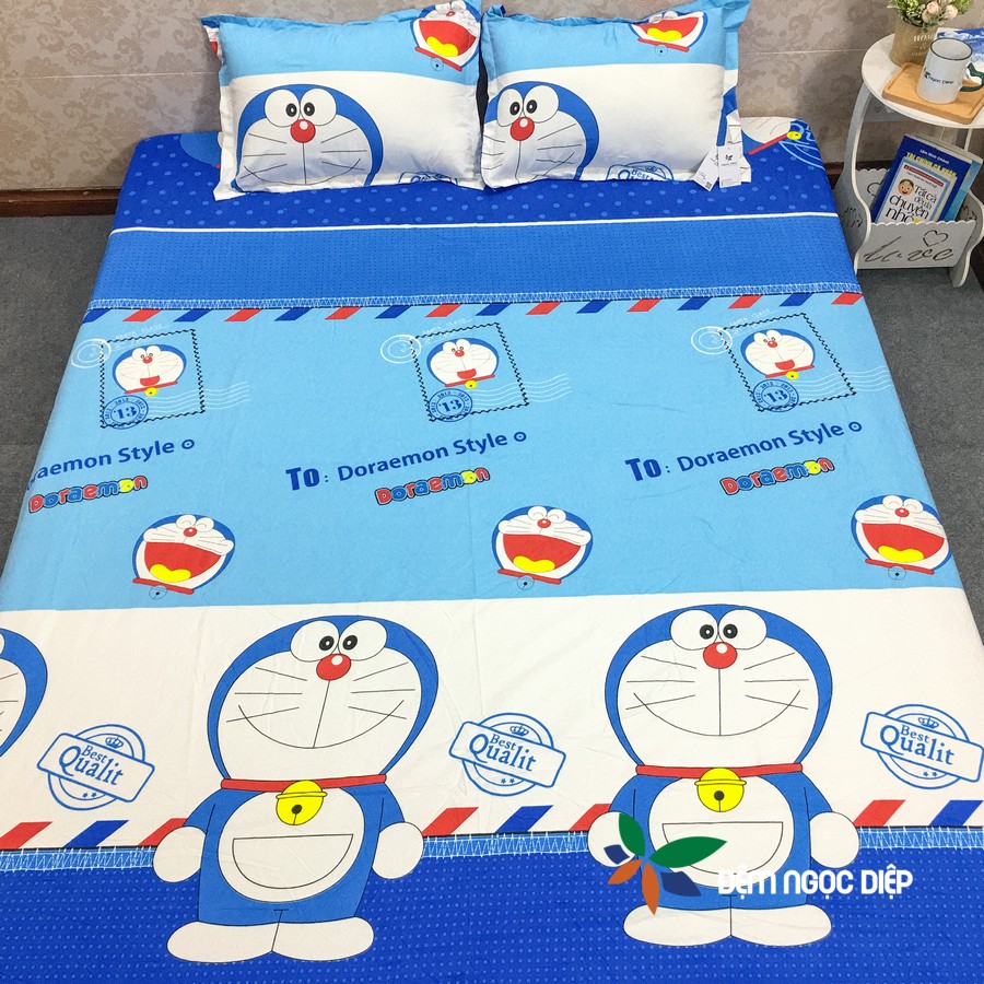 Bộ ga chun bọc nệm kèm 2 vỏ gối nằm poly cotton mẫu Doremon thư