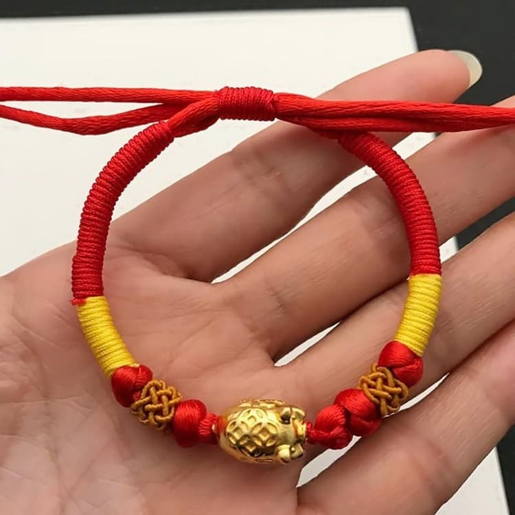 Vòng tay chỉ đỏ con heo may mắn tài lộc