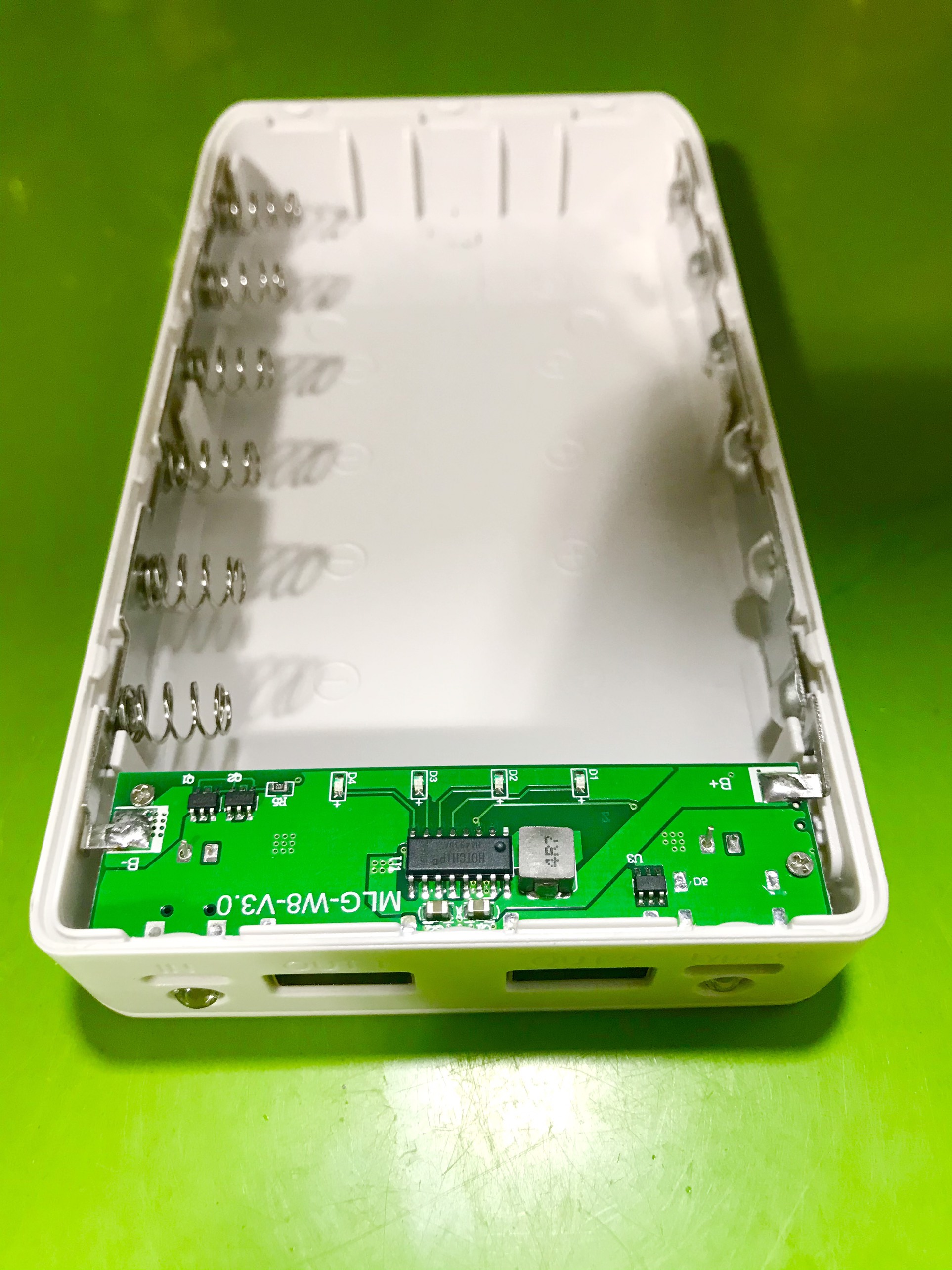 Box sạc dự phòng không pin 6 cell 18650 có cổng Type-C màu trắng