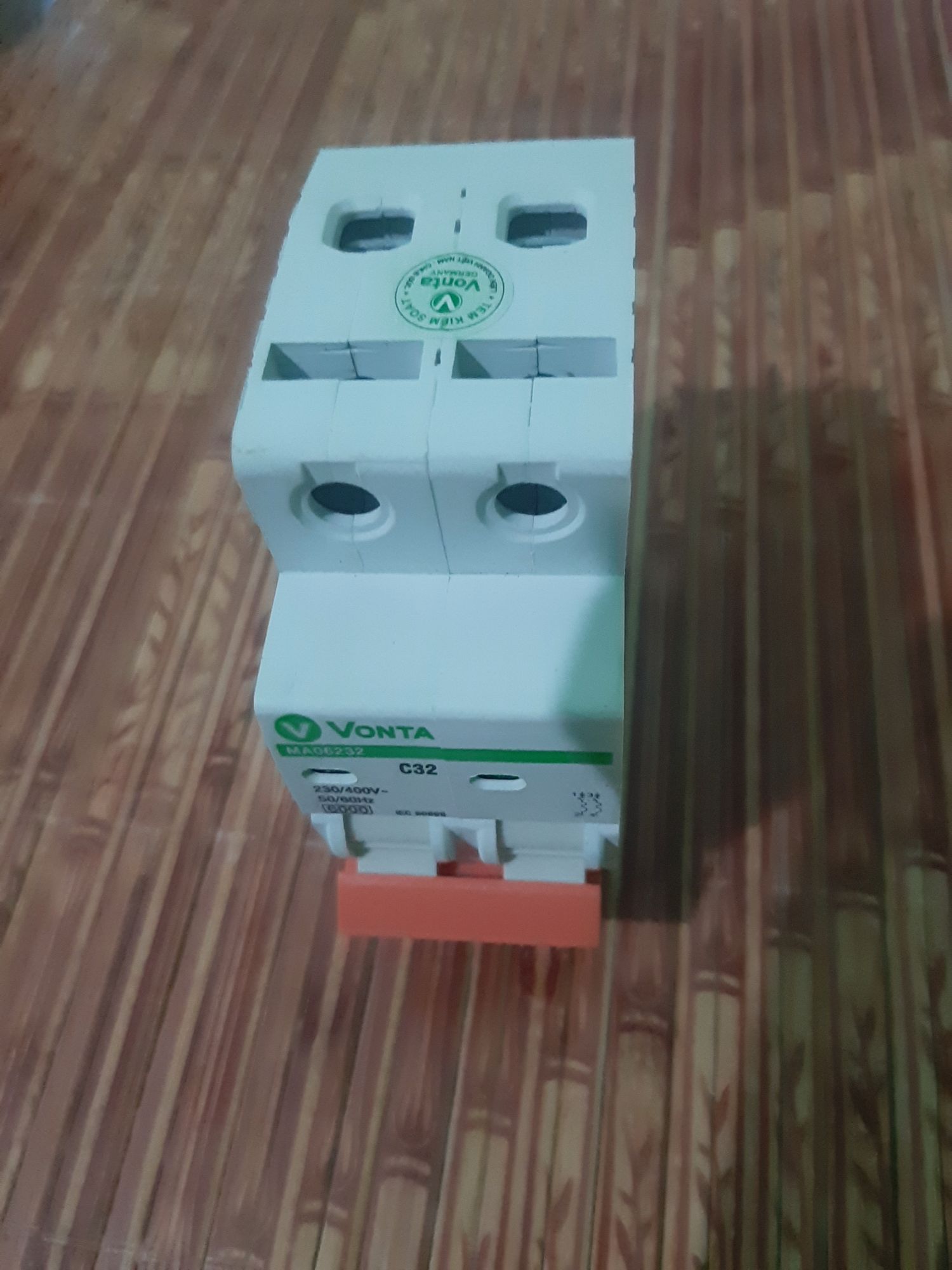 Aptomat 2 pha chống quá tải