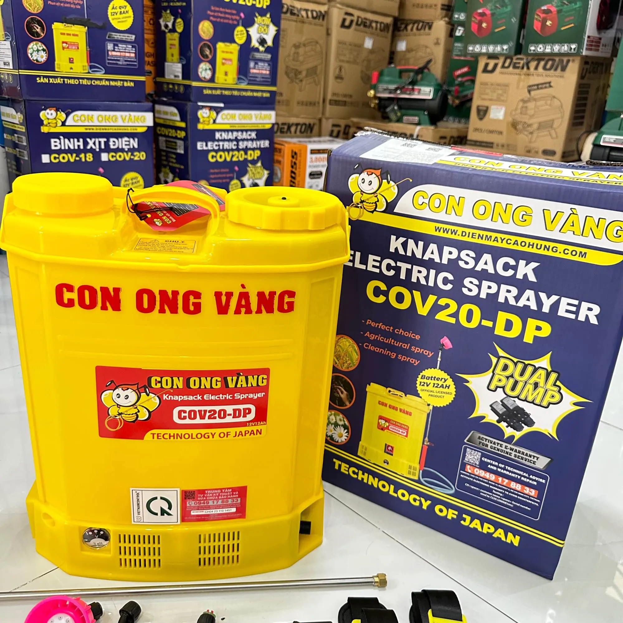 Bình xịt điện con ong vàng cov20-dp vàng 2 bơm 20 lít