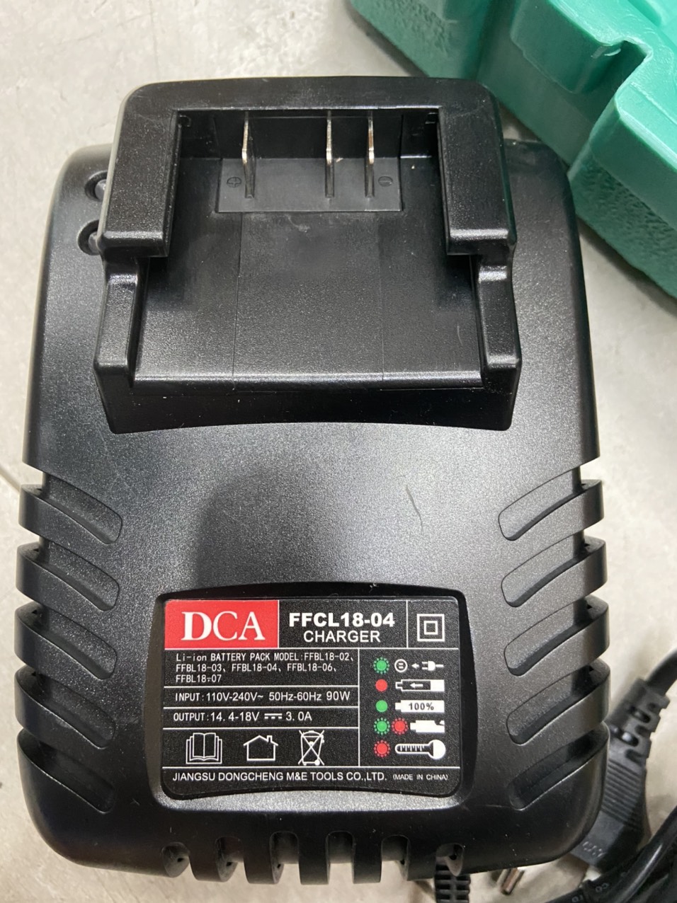 Sạc pin lithium 18v dca ffcl18-04