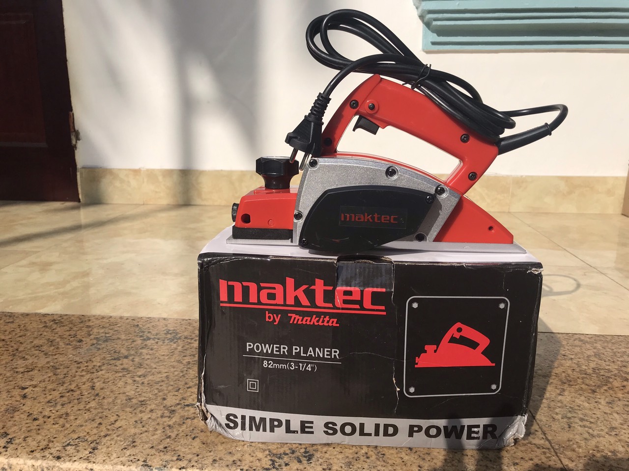 Máy bào gỗ Maktec