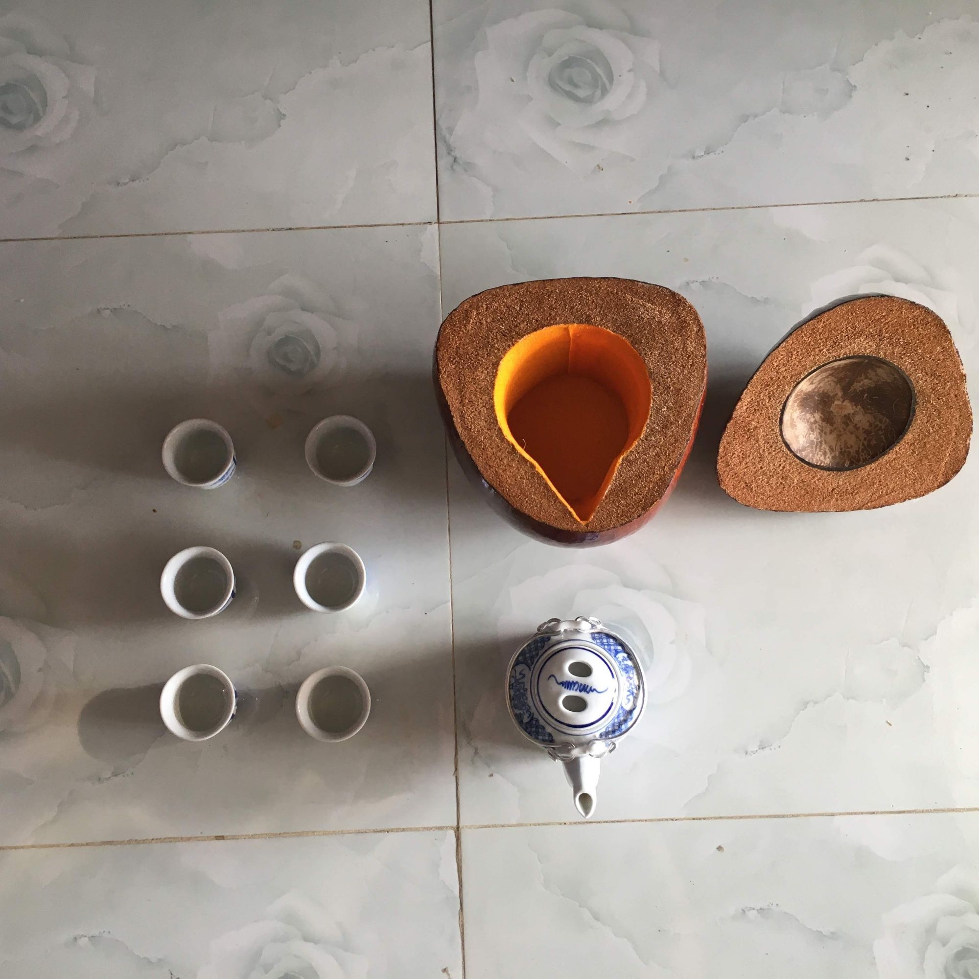 Combo vỏ bình trà bằng trái dừa khô + 1 ấm trà cỡ vừa (650ml)+ 6 tách uống trà