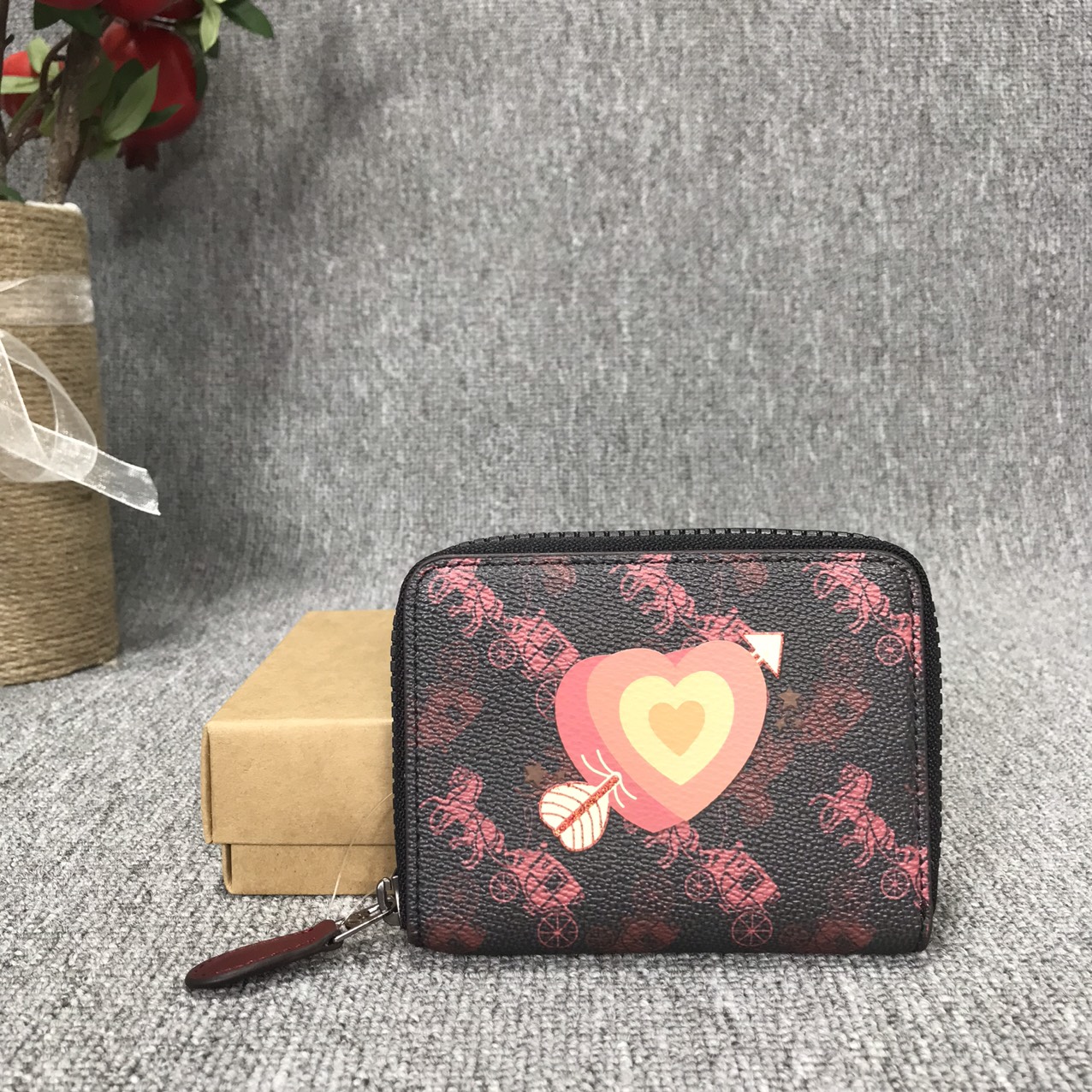 Ví cầm tay mini Coach xuất dư xịn chất liệu da canvas siêu bền, ví có khóa kéo an toàn và có ngăn đựng tiền dài