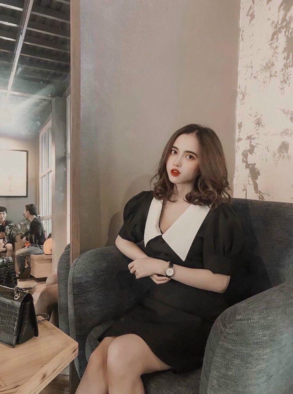 Đầm xòe đen phối cổ sen