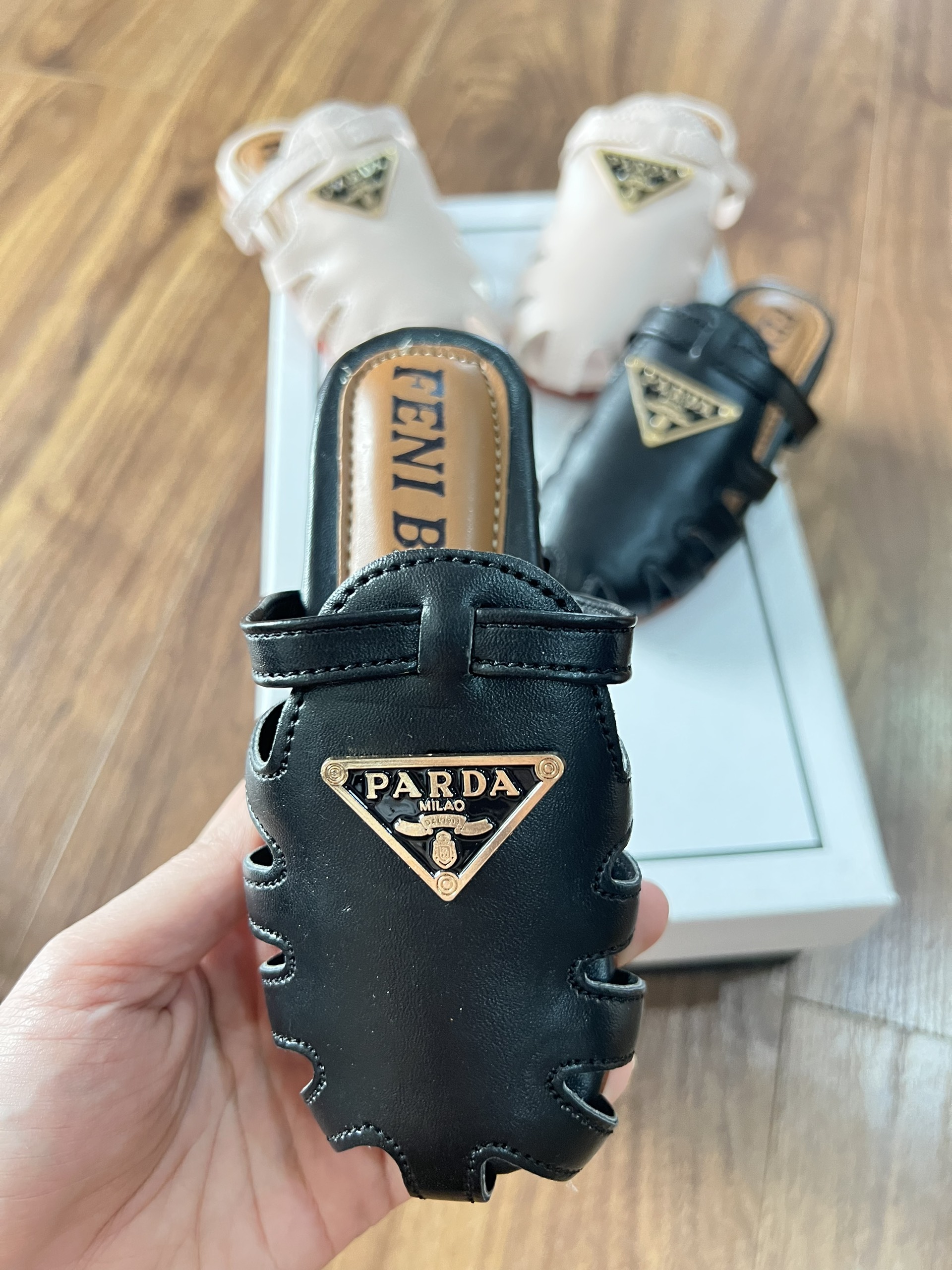 Dép sục dọ Parda 100% da mềm đế êm cho bé gái