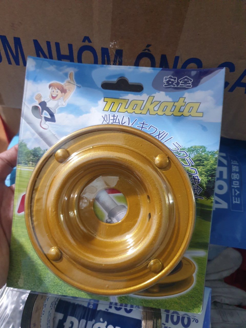 Bát cước cắt cỏ chấu makata . có con lăn