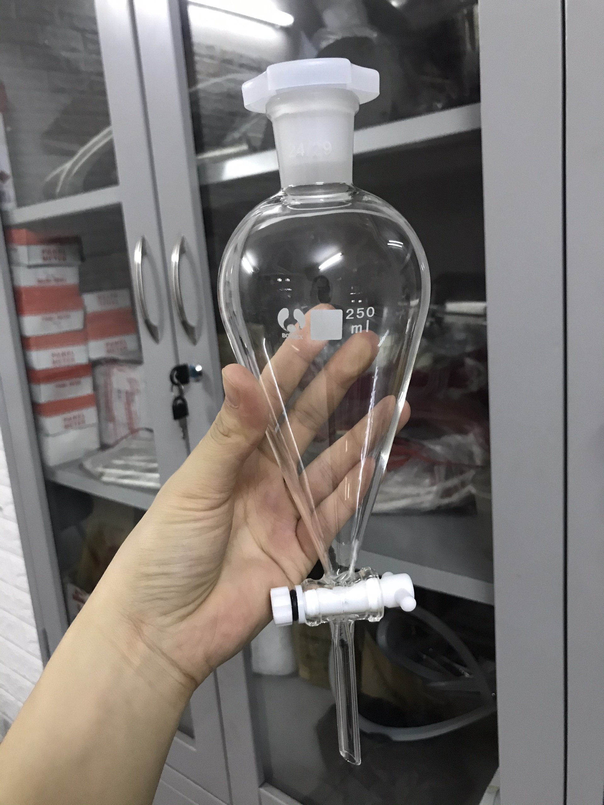 Phễu thủy tinh tách chiết tinh dầu chốt nhựa 1000ml