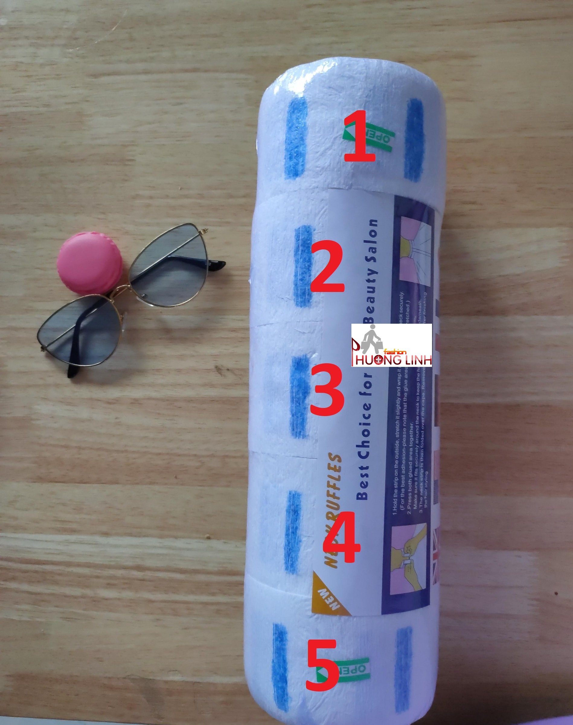 1 cây giấy quấn cổ màu trắng dùng để cắt tóc nam