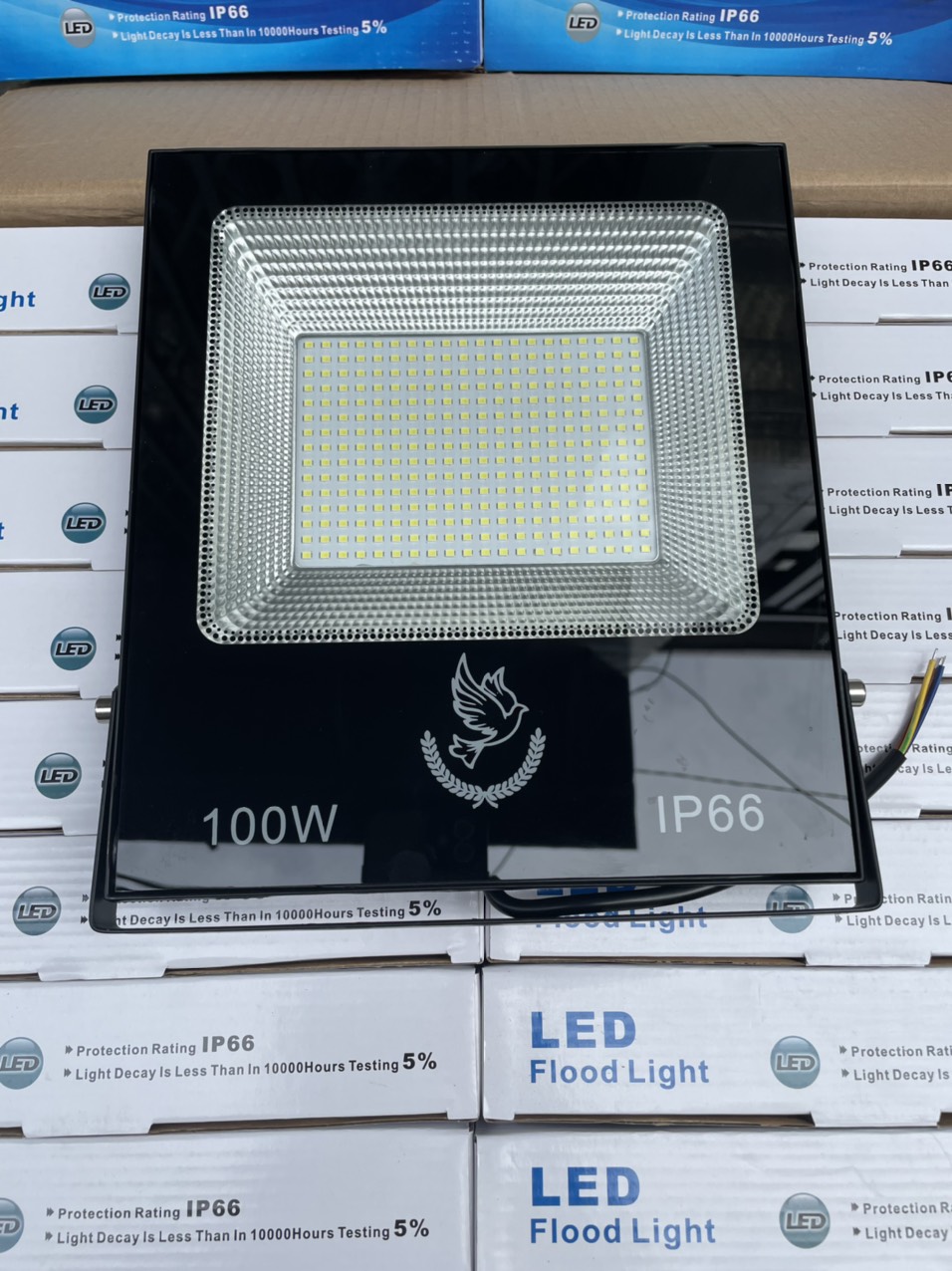 FreeShip MAX , Đèn pha led 100W IP66, ánh sáng trắng, có mặt kinh, vỏ nhựa cứng, dùng điện 220v hoặc điện 3 pha,đèn ngoài trời,tiết kiệm năng lượng