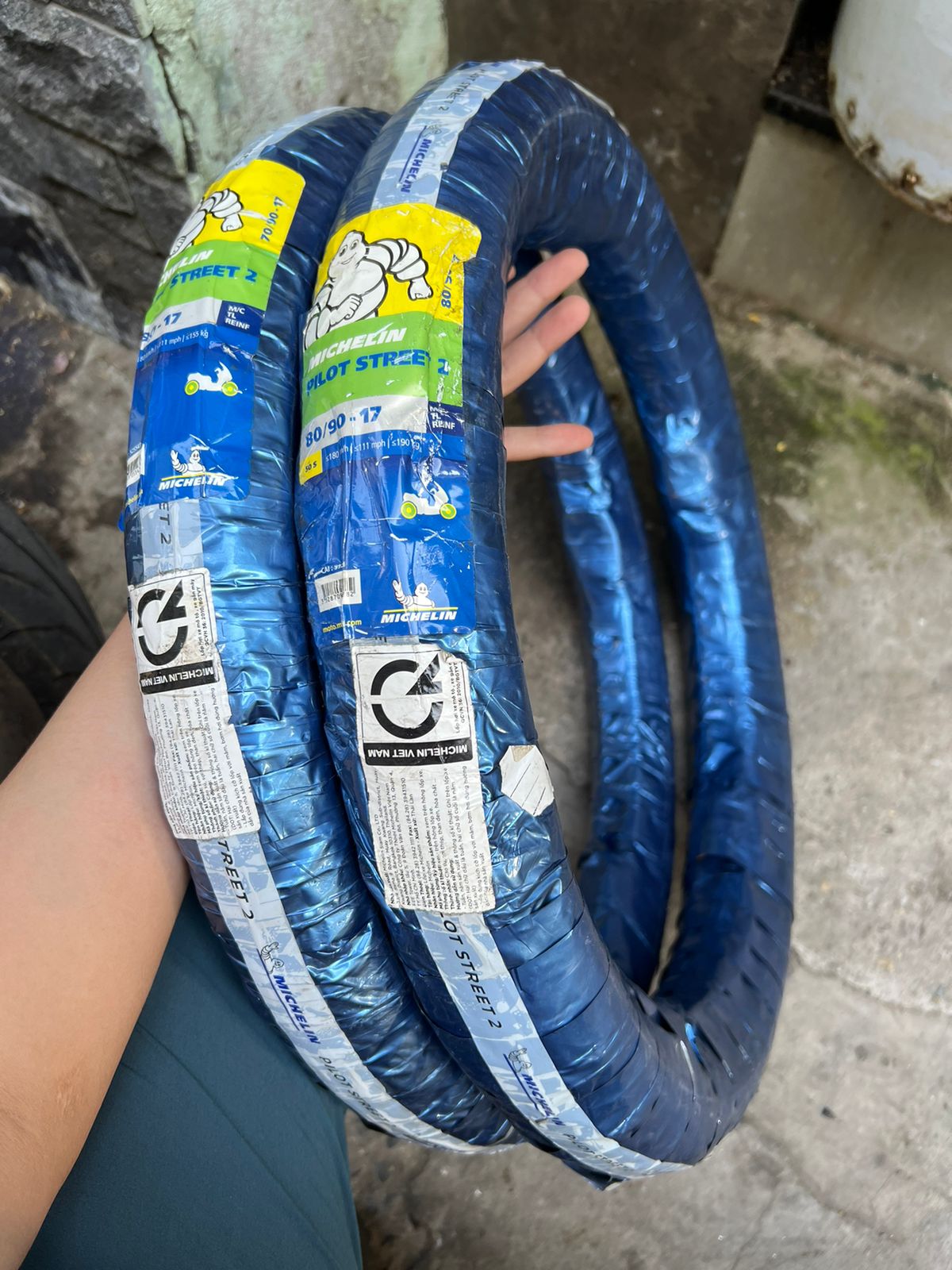 Cặp vỏ Michelin Pilot xe Sonic (70/90-17 và 80/90-17).Có bán lẻ