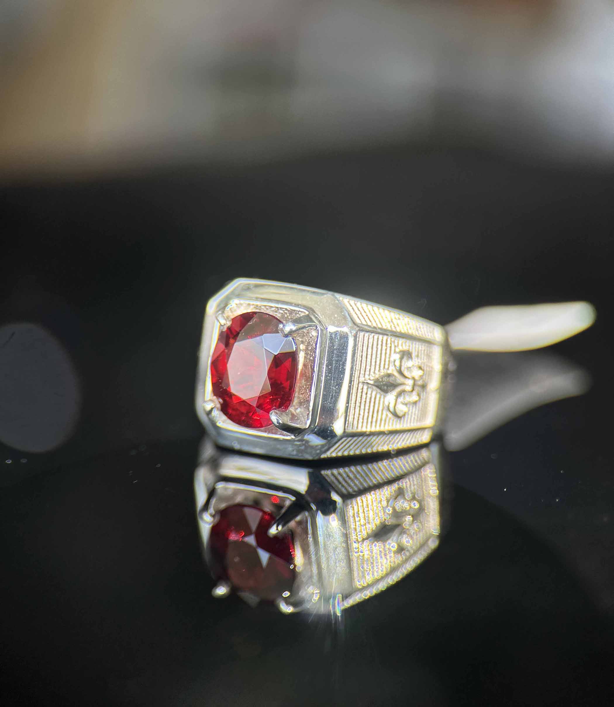 Nhẫn Đá Tự Nhiên Granat Đỏ Đậm Cắt Giác Lấp Lánh Bọc Bạc Ta Đã Kiểm Định