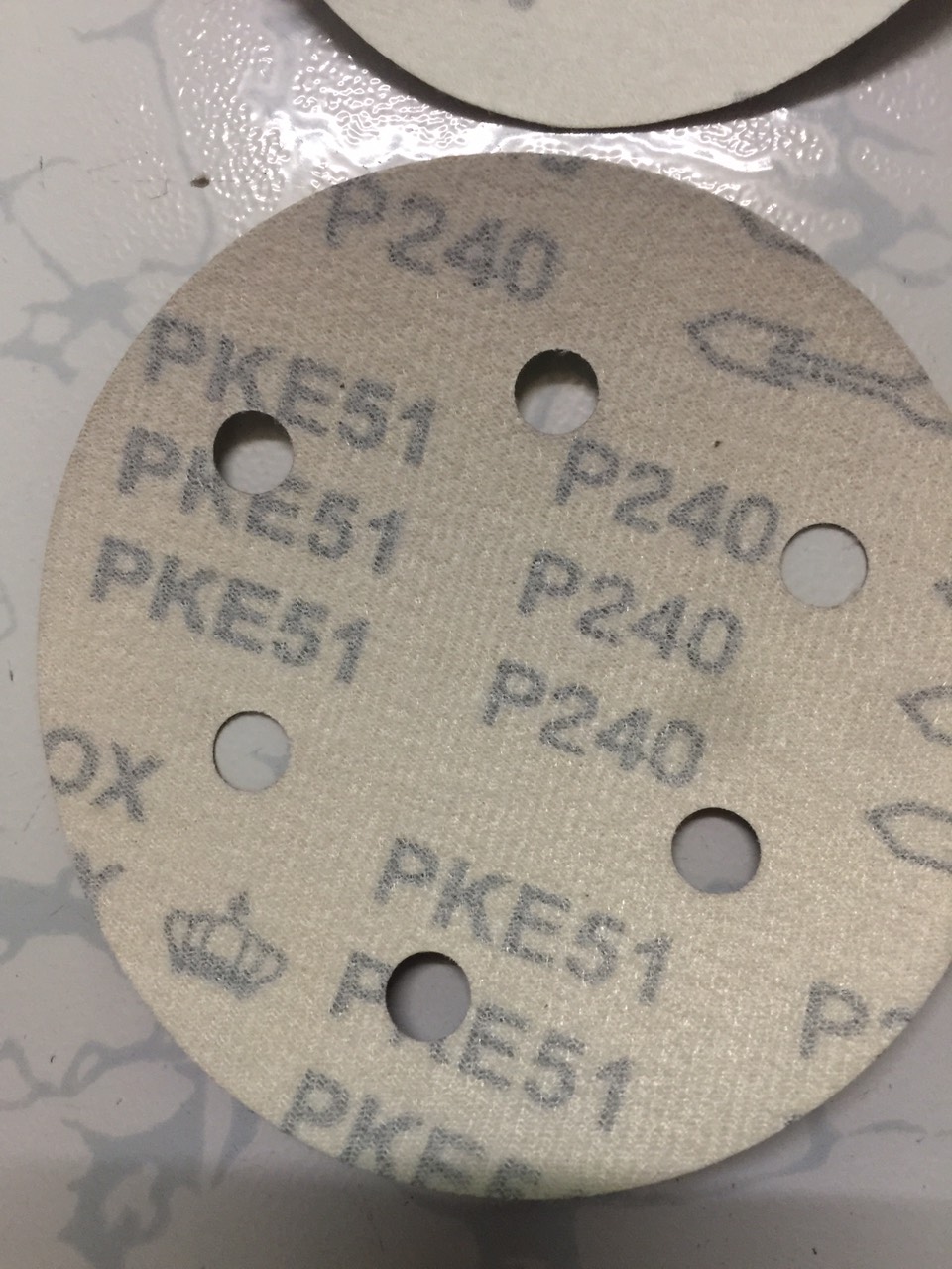 Giấy chà nhám tròn- đánh bóng chuyên dụng cho đánh bóng sơn xe ô tô và các đồ dùng khác