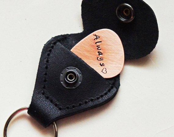 Móc khóa có ngăn đựng pick gãy