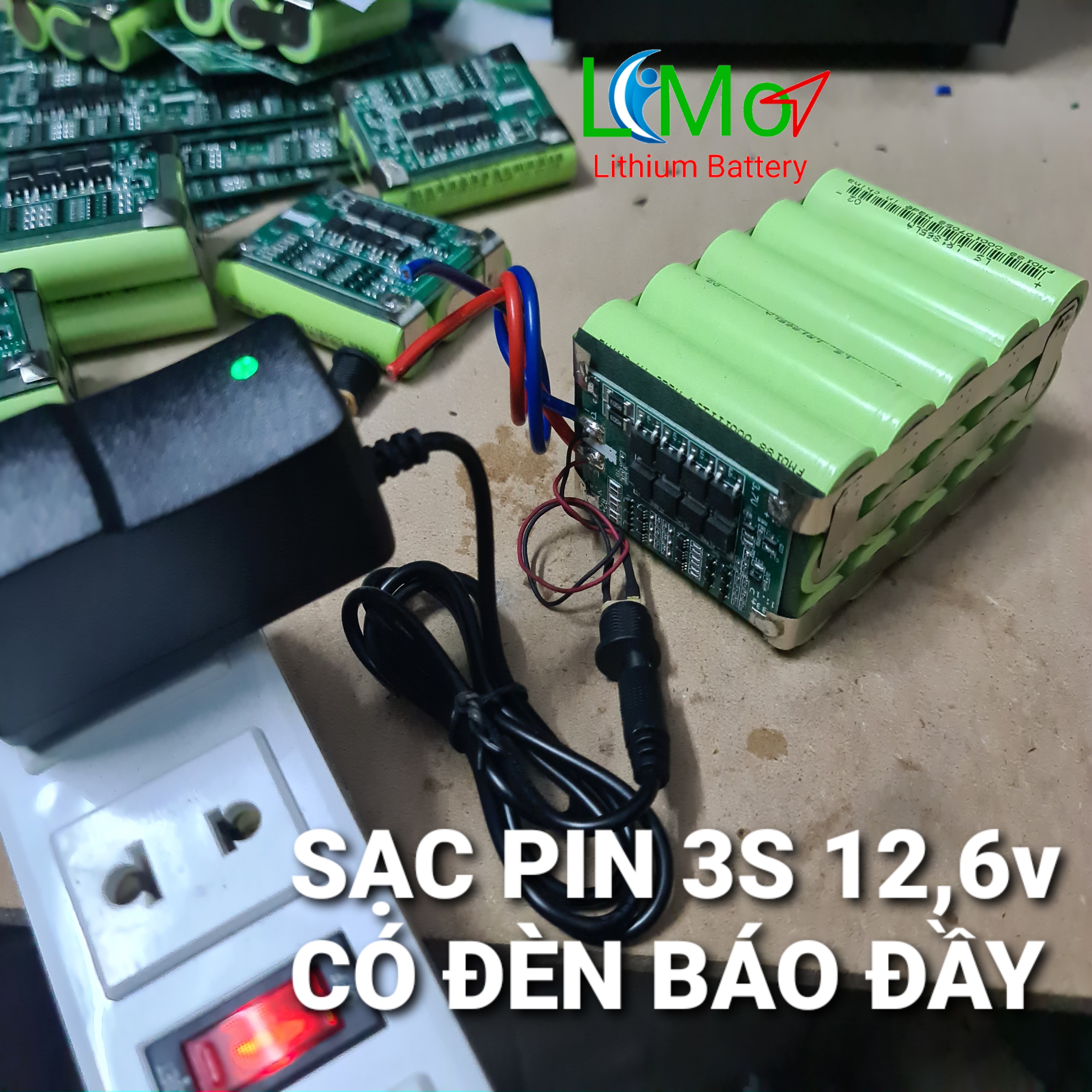 Sạc pin 3s 12,6v. sạc pin lithium, batery 12,6v, pin li-ion. sạc nhanh, có đèn báo đỏ khi sạc và báo xanh khi đầy pin. sạc pin 3s 3 pin hoặc 3s 6 pin đều được