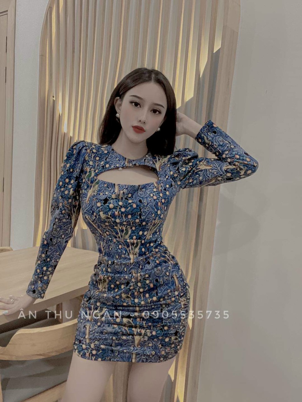 Đầm body họa tiết hoa lá hở ngực tay dài.fashionlyly