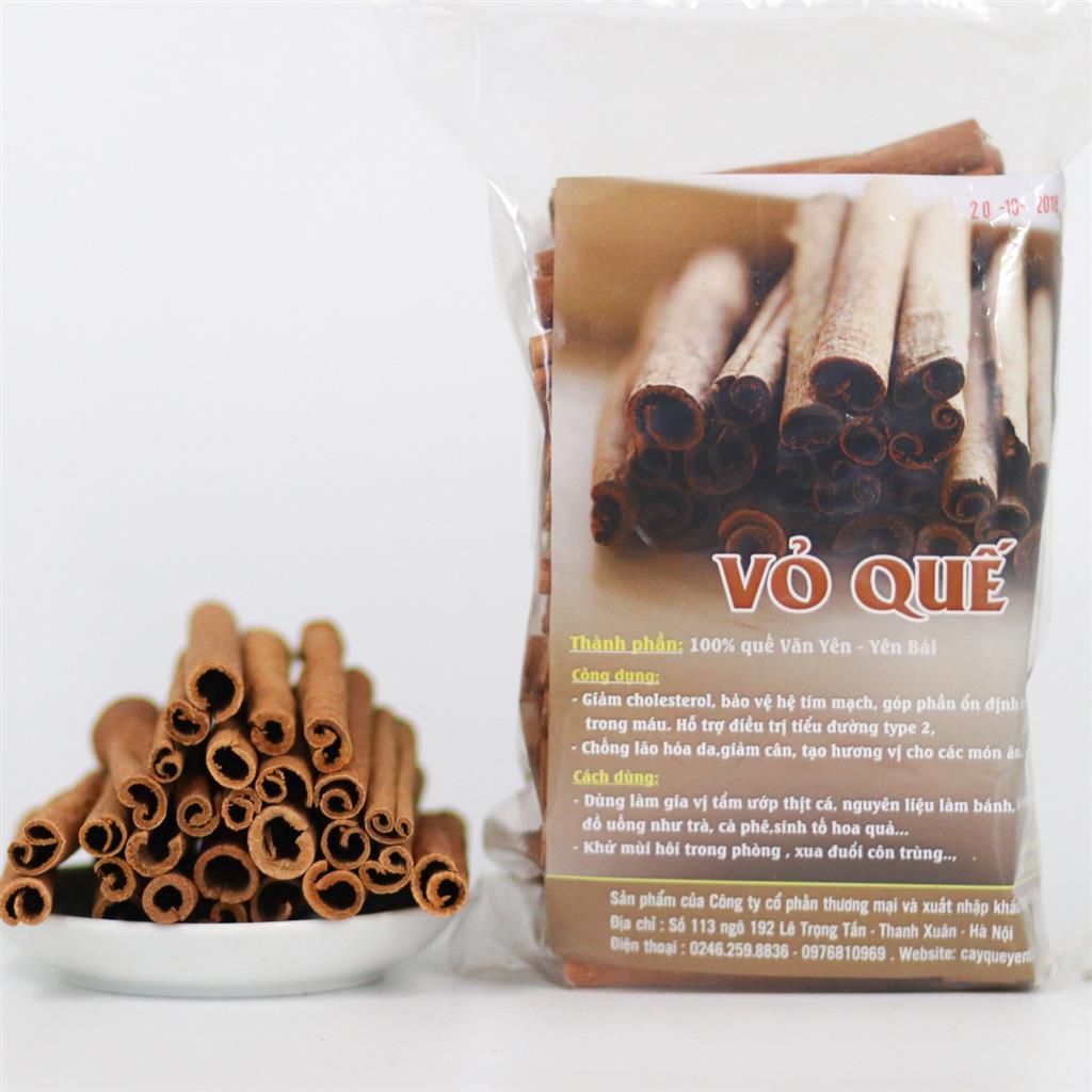 Vỏ Quế cuộn Yên Bái túi 500g, mỗi ống quế dài 10-12cm xoắn tròn, làm từ vỏ cây quế cạo sạch trên 10 năm tuổi, dùng để làm trang trí đồ ăn, nấu lẩu làm bánh