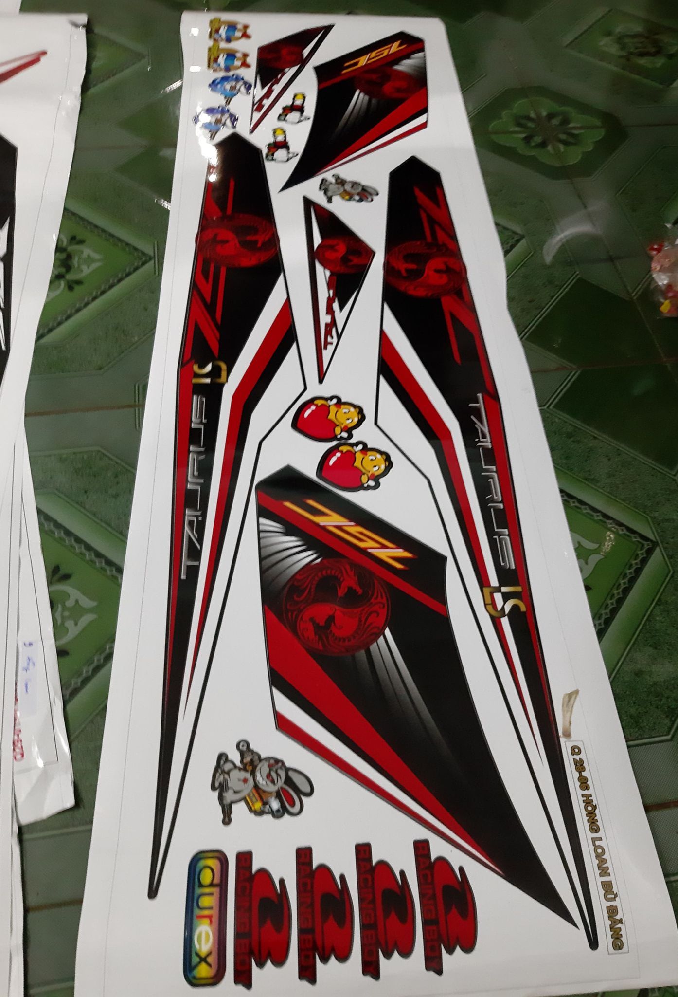 tem rời taurus  chế logo rồng đỏ xe đen