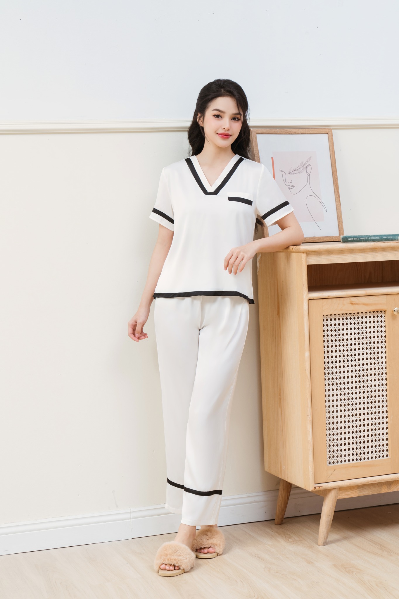 Bộ đồ ngủ lụa basic trắng viền đen thanh lịch loirechic lpd21