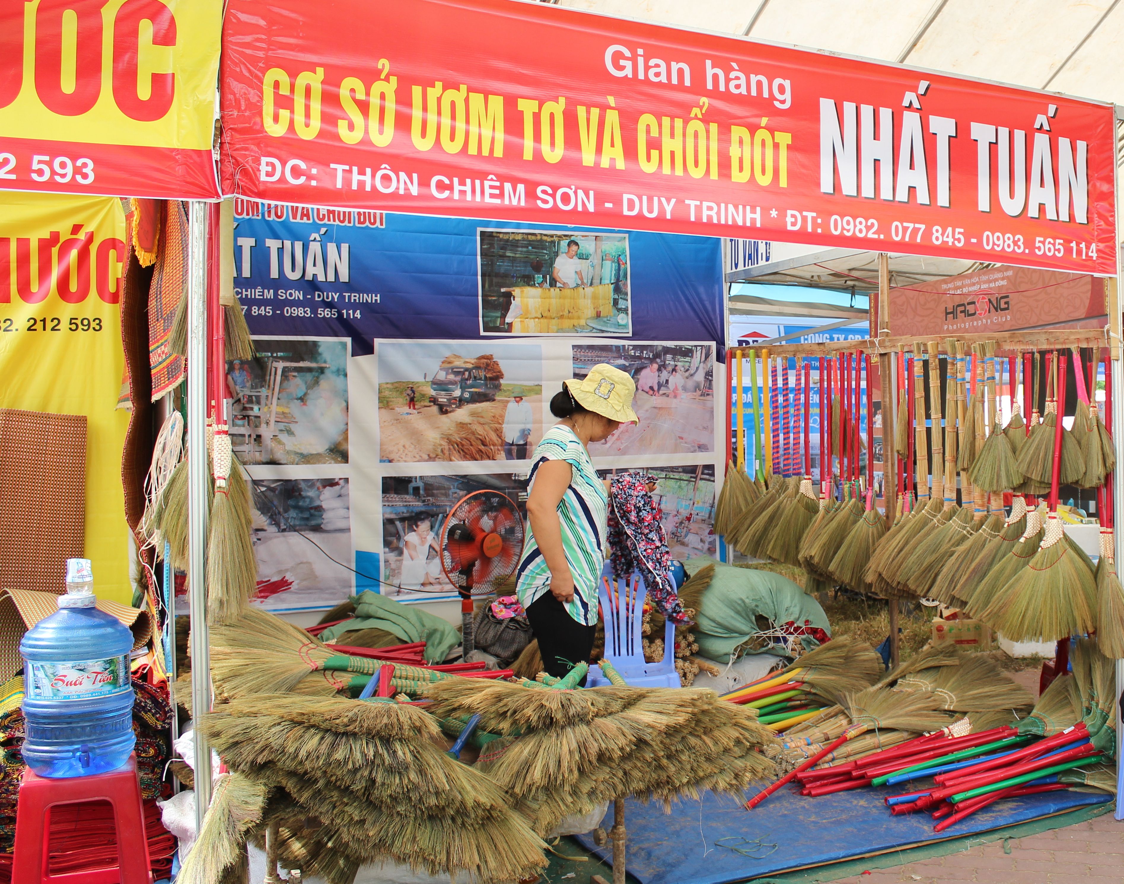 Chổi đót cước tím ( Chổi chít ). Cán chổi bằng cọng đót tự nhiên quấn bằng sợi cước tím chặt. Tép chổi được bện bằng sợi mây kết hợp sợi cước chắc chắn. Bông đót được làm sạch bụi