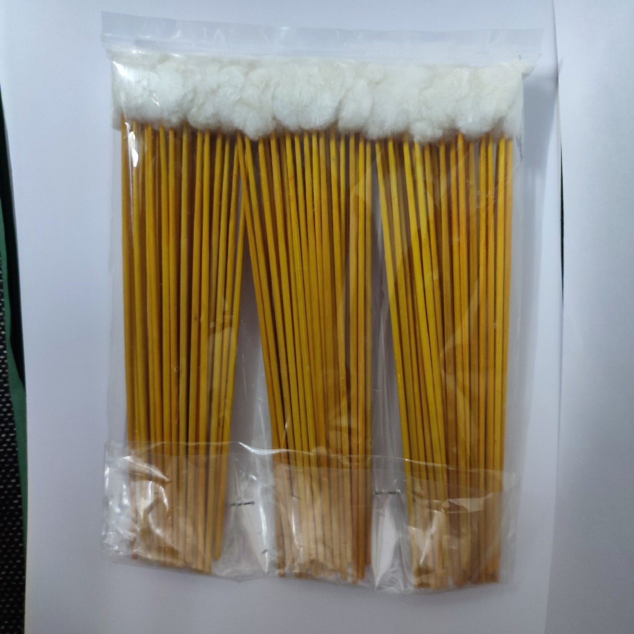 100 cây bông ngoáy tai, bông ráy tai , bông se tai thân gỗ đầu lông.
