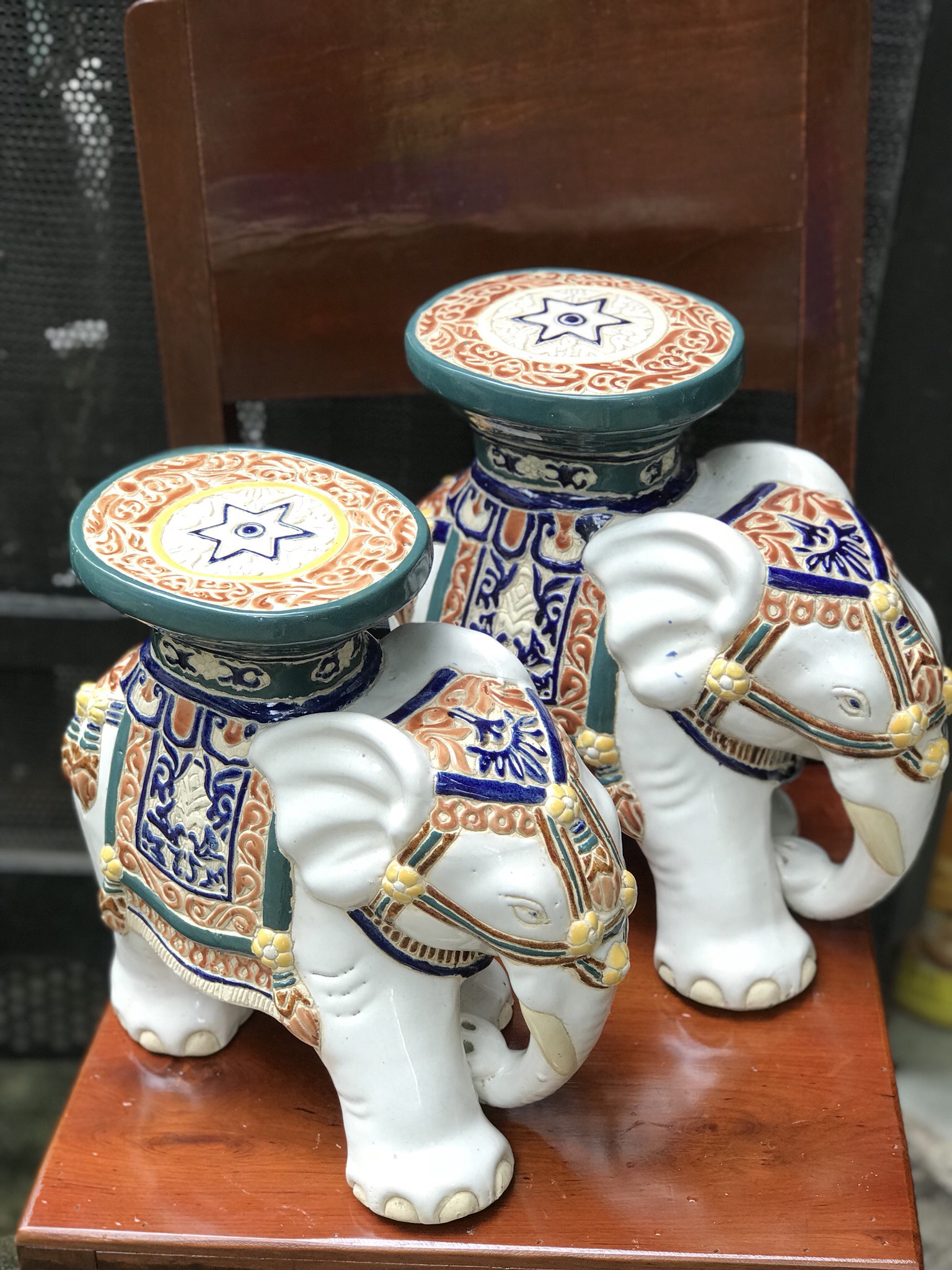 Đôn voi bước đi gốm sứ nam bộ