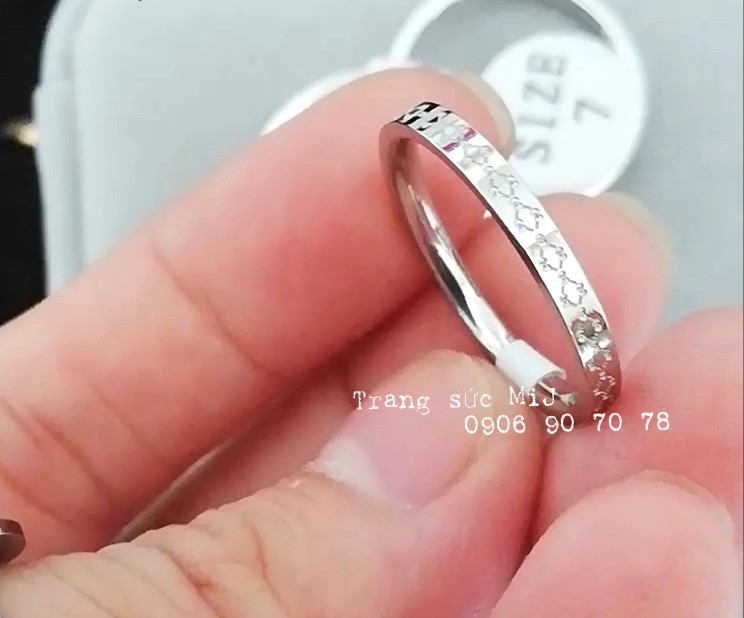 Nhẫn titan trắng chạm họa tiết