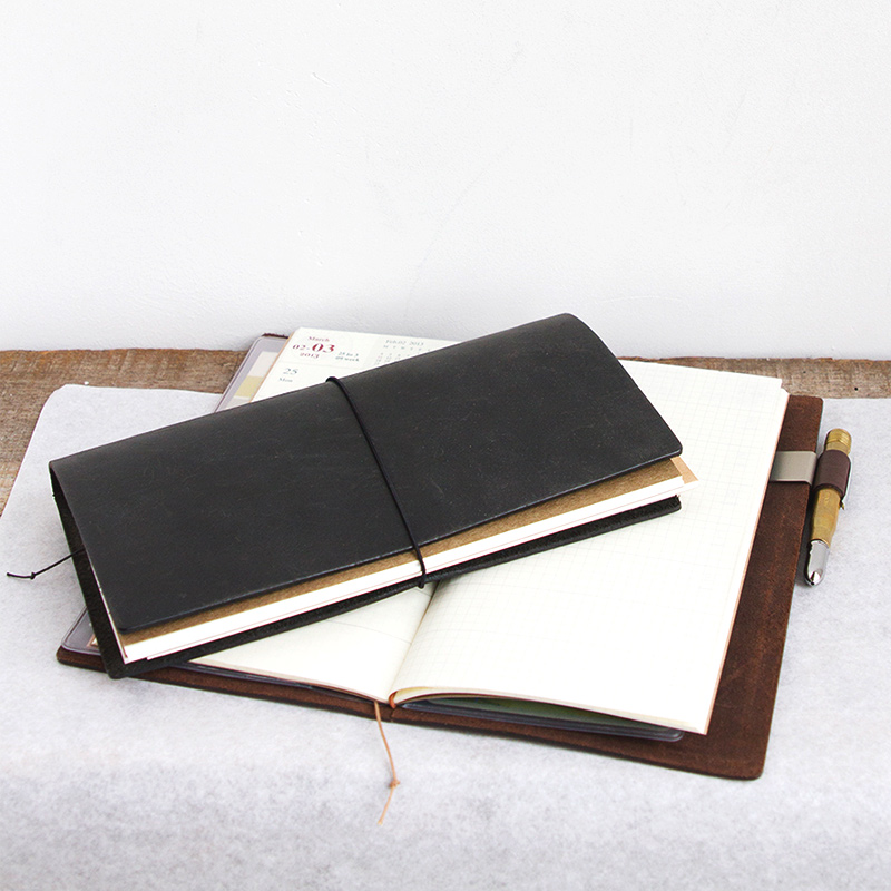 Sổ Tay Bìa Da Midori’s Traveler Notebook Cỡ Tiêu Chuẩn A5 22×14cm 3 Lõi Siêu Đẹp (Tặng Kèm 1 Lõi Giấy & Charm Trang Trí)