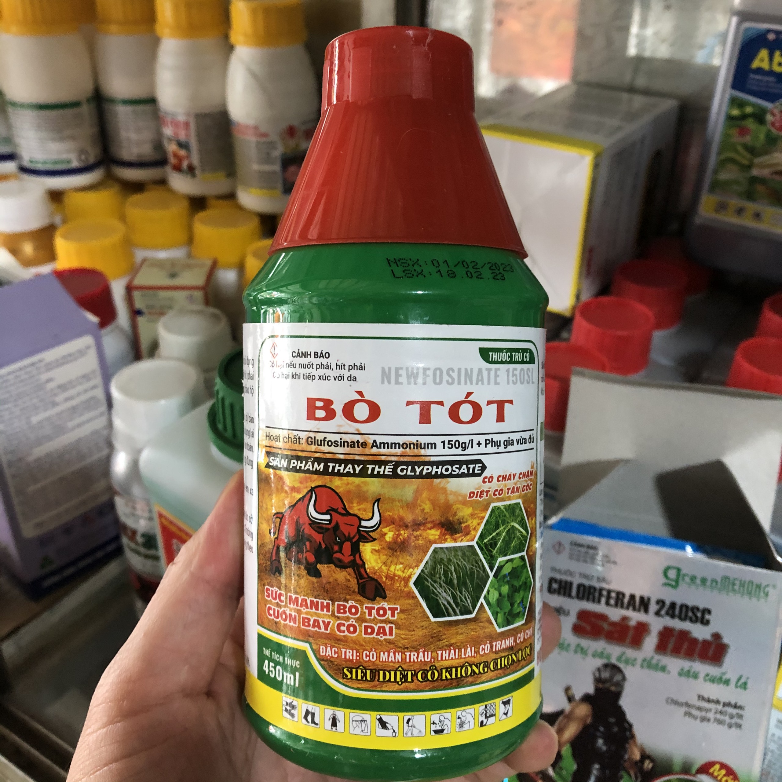Thuốc trừ cỏ tận gốc hiệu Bò Tót 450ml, trừ tận gốc cỏ đa niên và hằng niên, diệt các loại cỏ như cỏ mần trầu, cỏ chỉ, cỏ đuôi phụng, cỏ cói, cỏ lác, cỏ lá rộng, cỏ gấu, cỏ chát