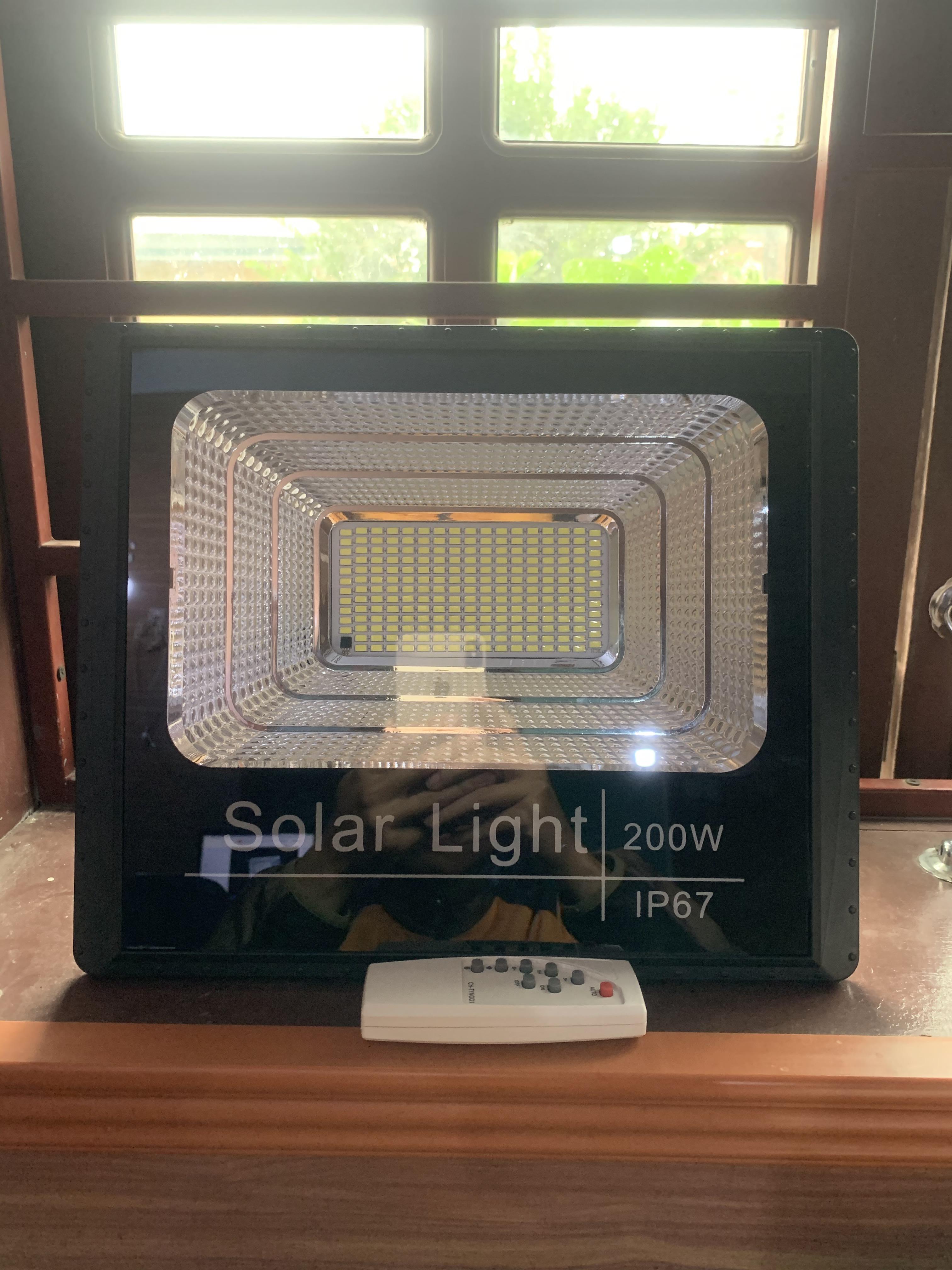 Đèn năng lượng mặt trời Solar Light 200W- 400 Chip Led Ip67- Chống nước, chống bụi có điều khiển từ xa