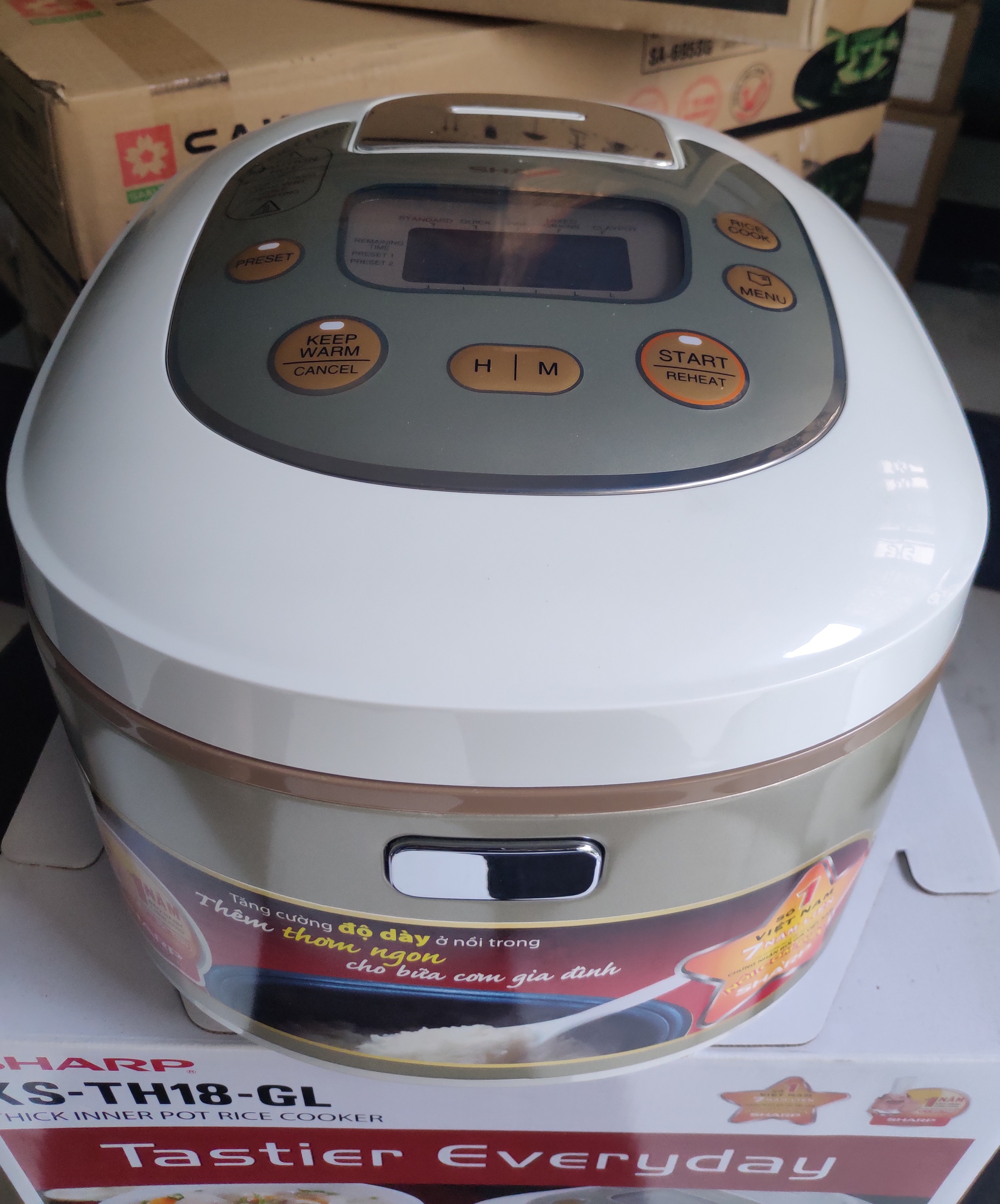 Nồi cơm điện tử Sharp 1.8 lít KS-TH18 Mới 100% Lòng nồi hợp kim nhôm chống dính, 2 lớp, dày 4.2 mm truyền nhiệt và giữ ấm tốt Có 9 chế độ nấu tự động: nấu canh, nấu cháo, trứng lòng đào, hầm,... Công nghệ nấu 3D