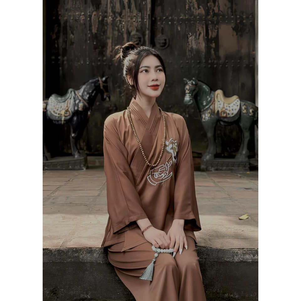 Pháp phục nữ đi chùa vải trượt thêu tay nâng hoa sen buộc dây cổ chéo Nhật V phối viền Tuệ Phúc Phương