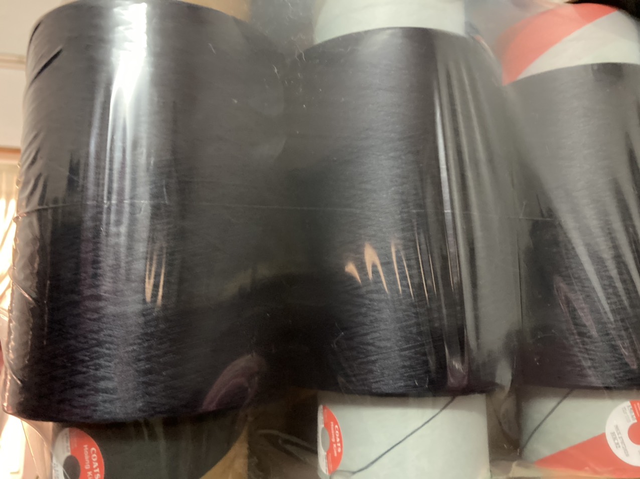 [HCM]Chỉ tơ vắt sổ 150A màu đen (lốc 6 cuộn 550g/ống) chất liệu polyester cao cấp có độ bền màu cao không bị tưa chỉ khi may đảm bảo chất lượng