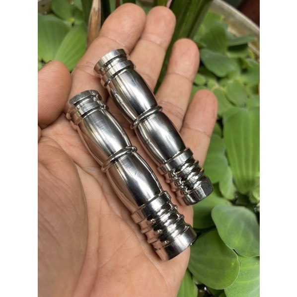 Gác chân inox gắn phuột xe máy xe đạp