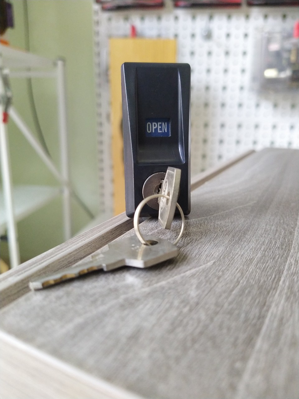 Khóa tủ sắt cửa lùa REAL T125 dùng cho tủ Hòa Phát 2 cánh trượt chìa T6 thau - MITISHOP