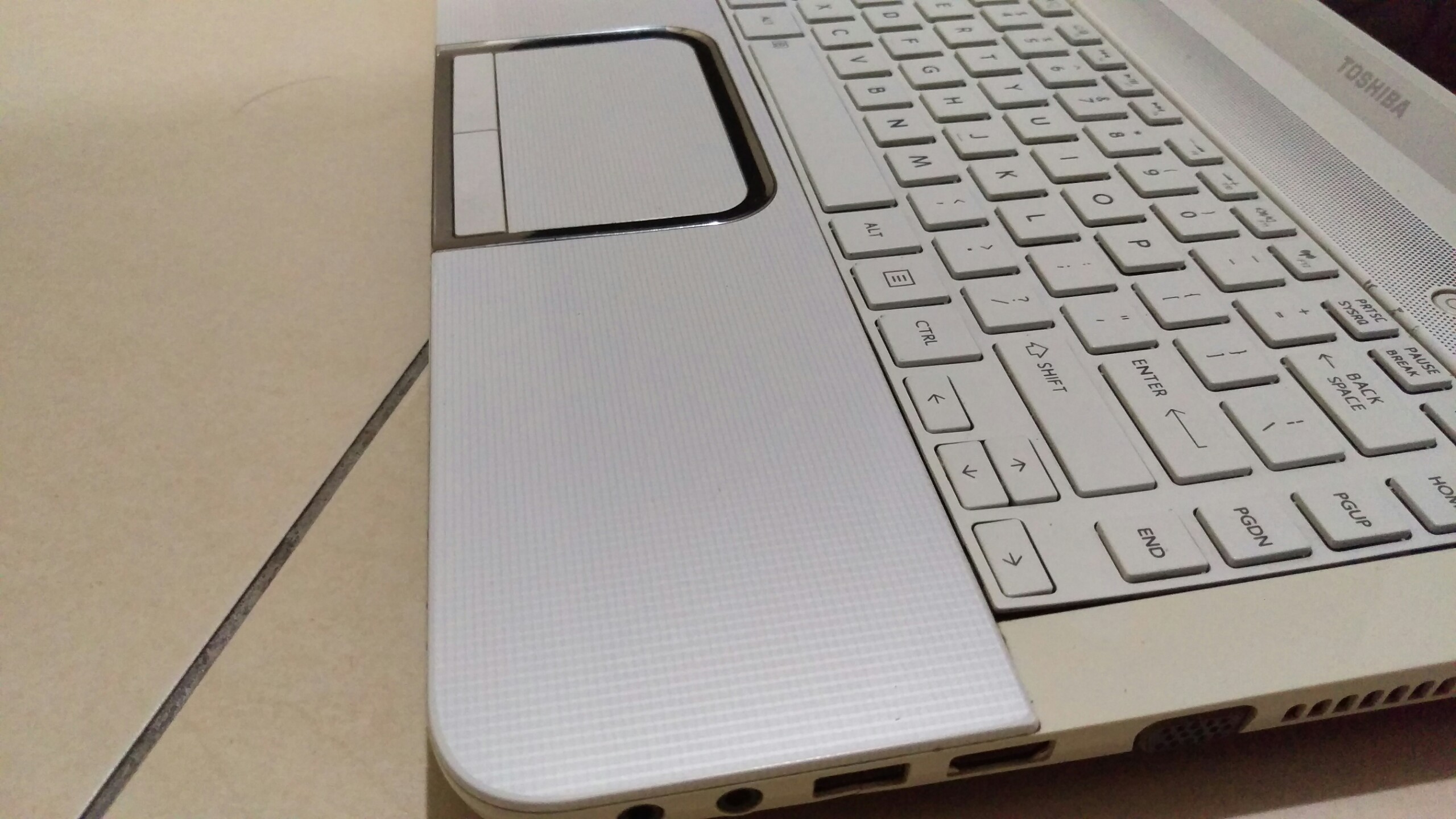 Laptop Toshiba L840 / Intel Core I5 3230M - 2.6Ghz / 14 inch HD / Ram 4GB / Ổ cứng HDD 500G / Windows 10 Pro / Tặng kèm chuột và miếng lót chuột.