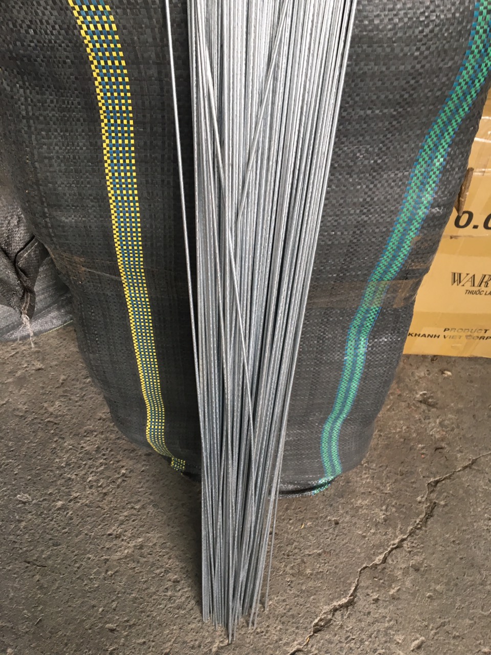 Thép mạ kẽm định vị thân hoa lan 01 kg dài 80cm